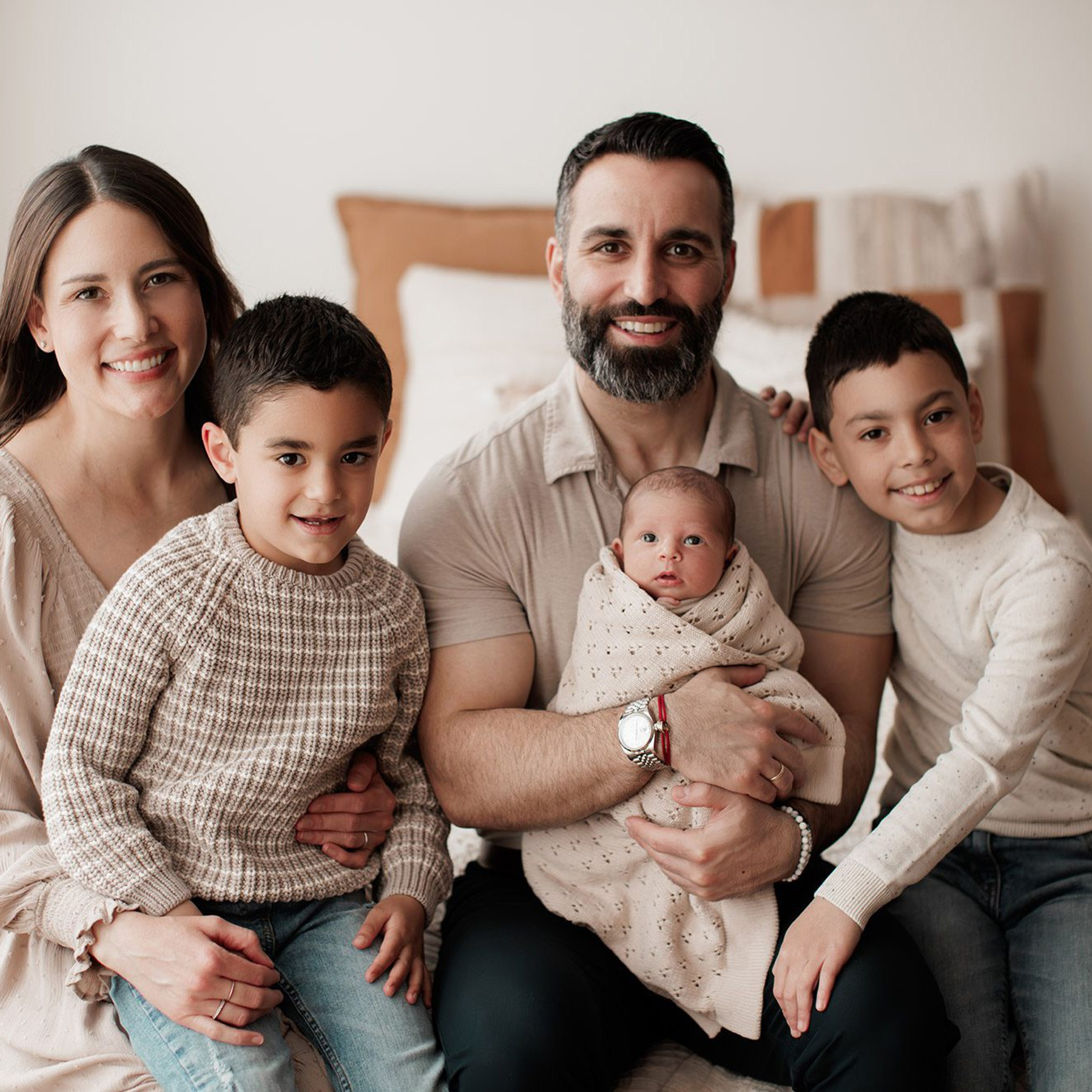 Фотосессия новорожденных в Москве дома и в студии от фотографа новорожденных. Фотосессия в студии в Москве от профессионального фотографа услуги по доступным ценам