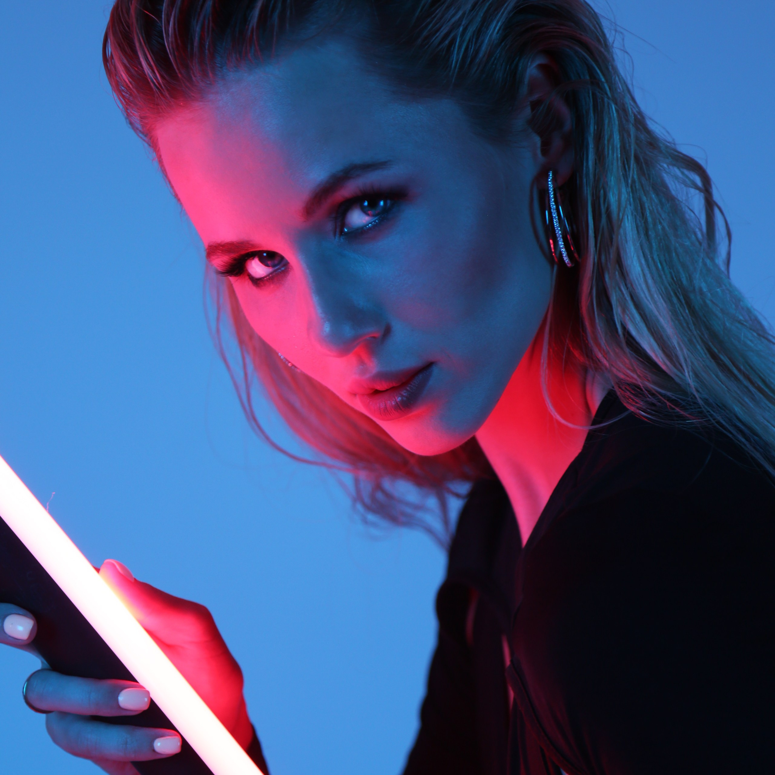 Фотосессия девушки в неоновом цветном свете в студии