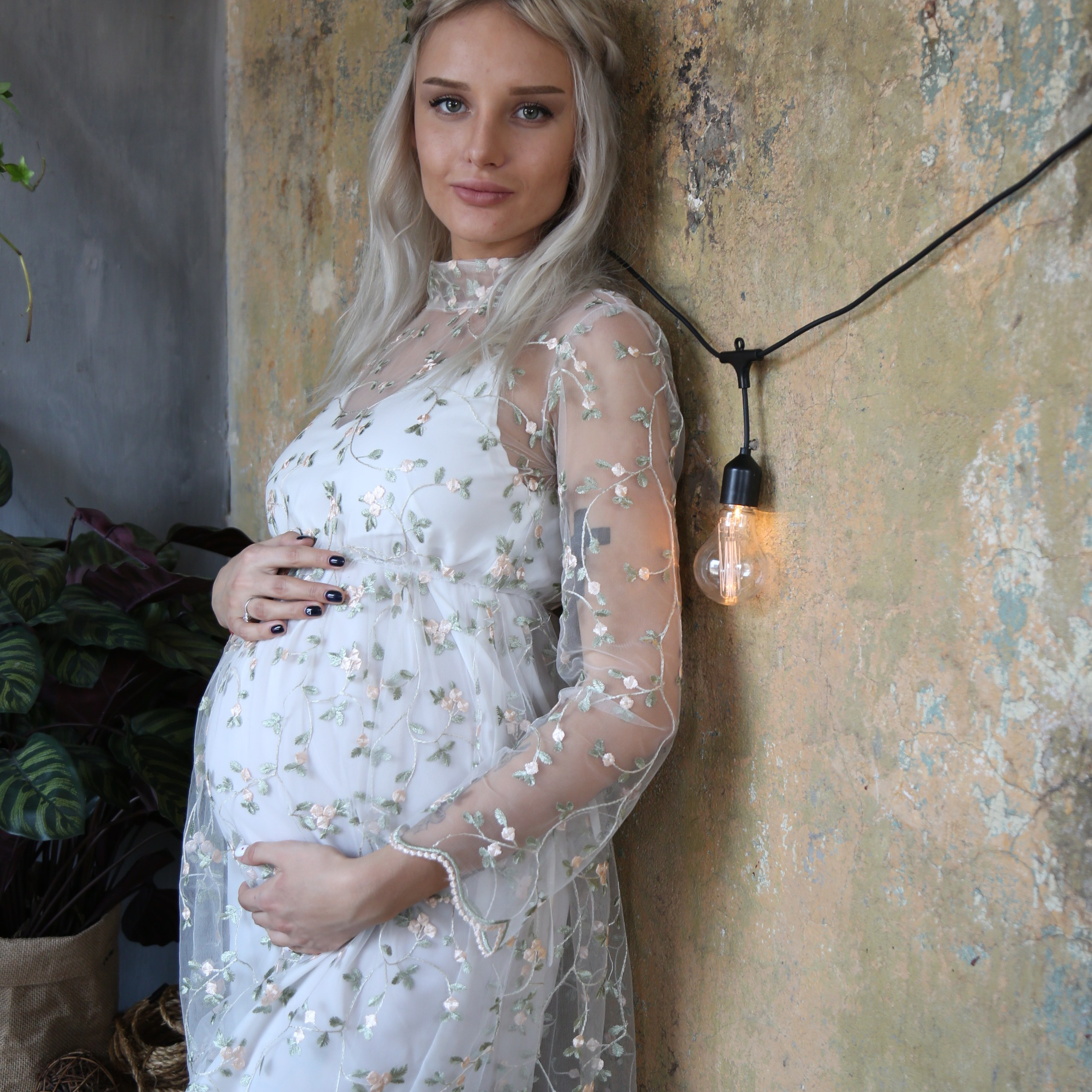 Фотосессия беременных в студии Москвы с мужем у фотографа беременности. Фотосессия в студии в Москве от профессионального фотографа услуги по доступным ценам