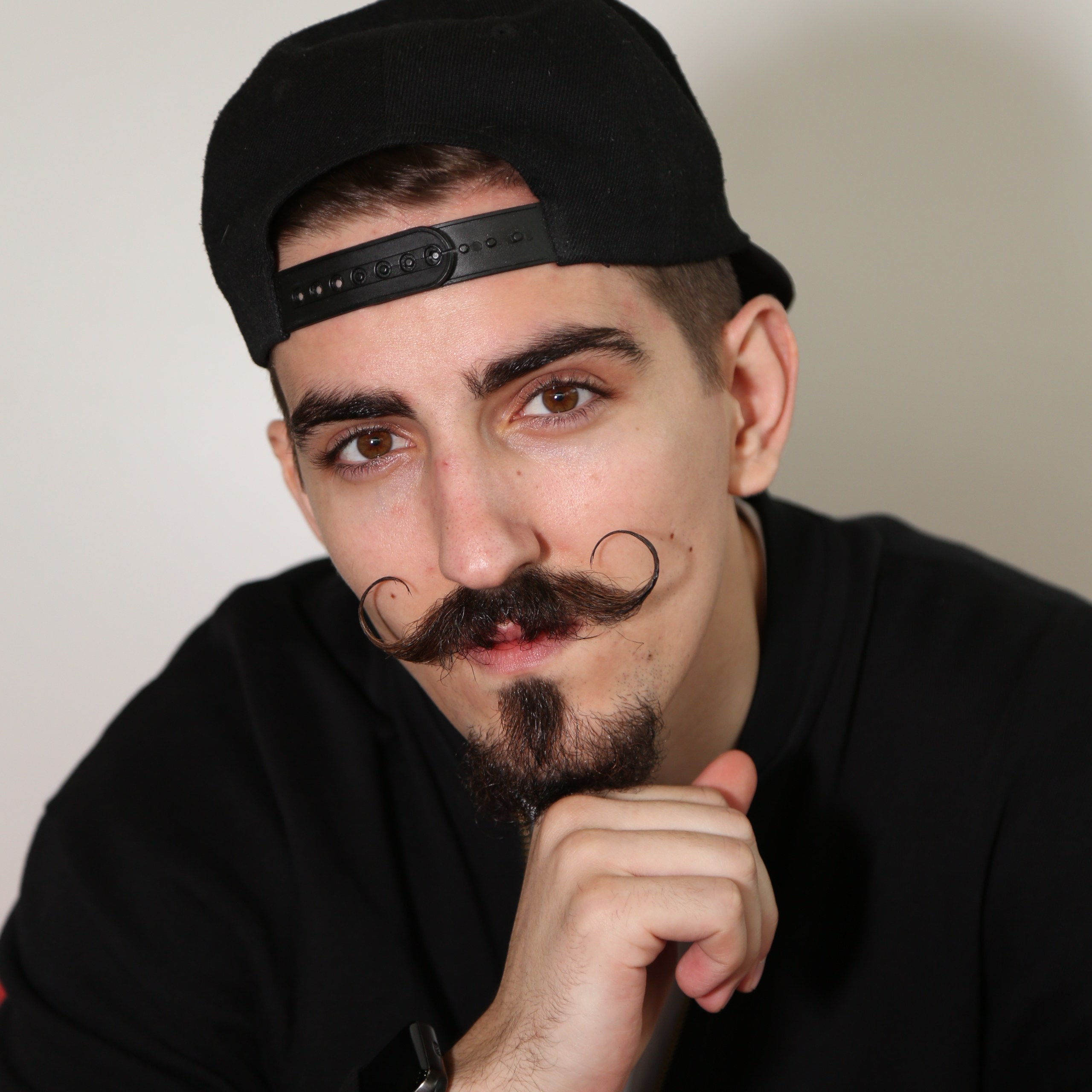 Мужской фотограф на фотосессии мужского портрета