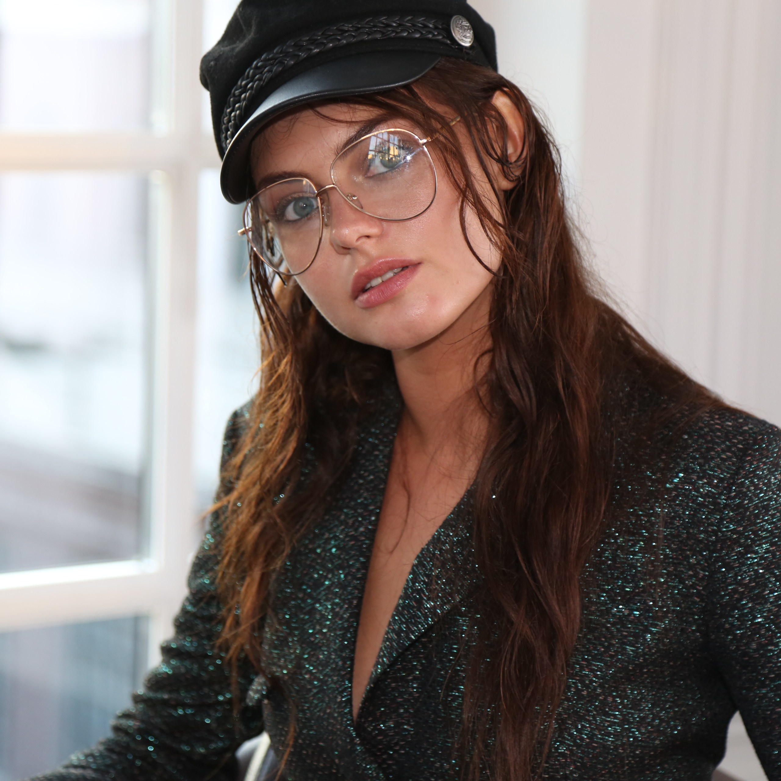 Стрит фотосессия на улице в Москве в красивых местах или кафе для девушки. Фотосессия в студии в Москве от профессионального фотографа услуги по доступным ценам