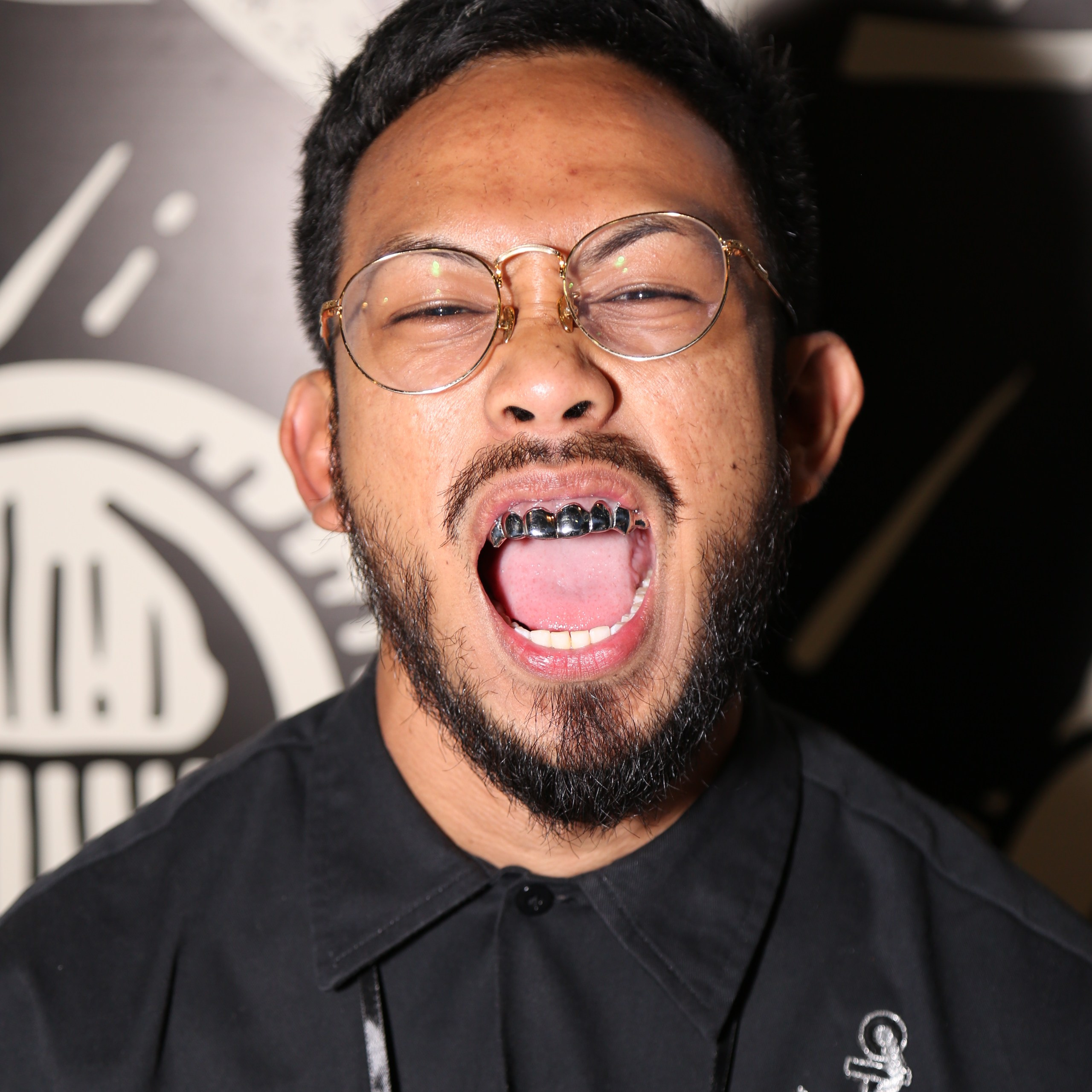 Фотосъёмка мужчины в студии на цветном фоне