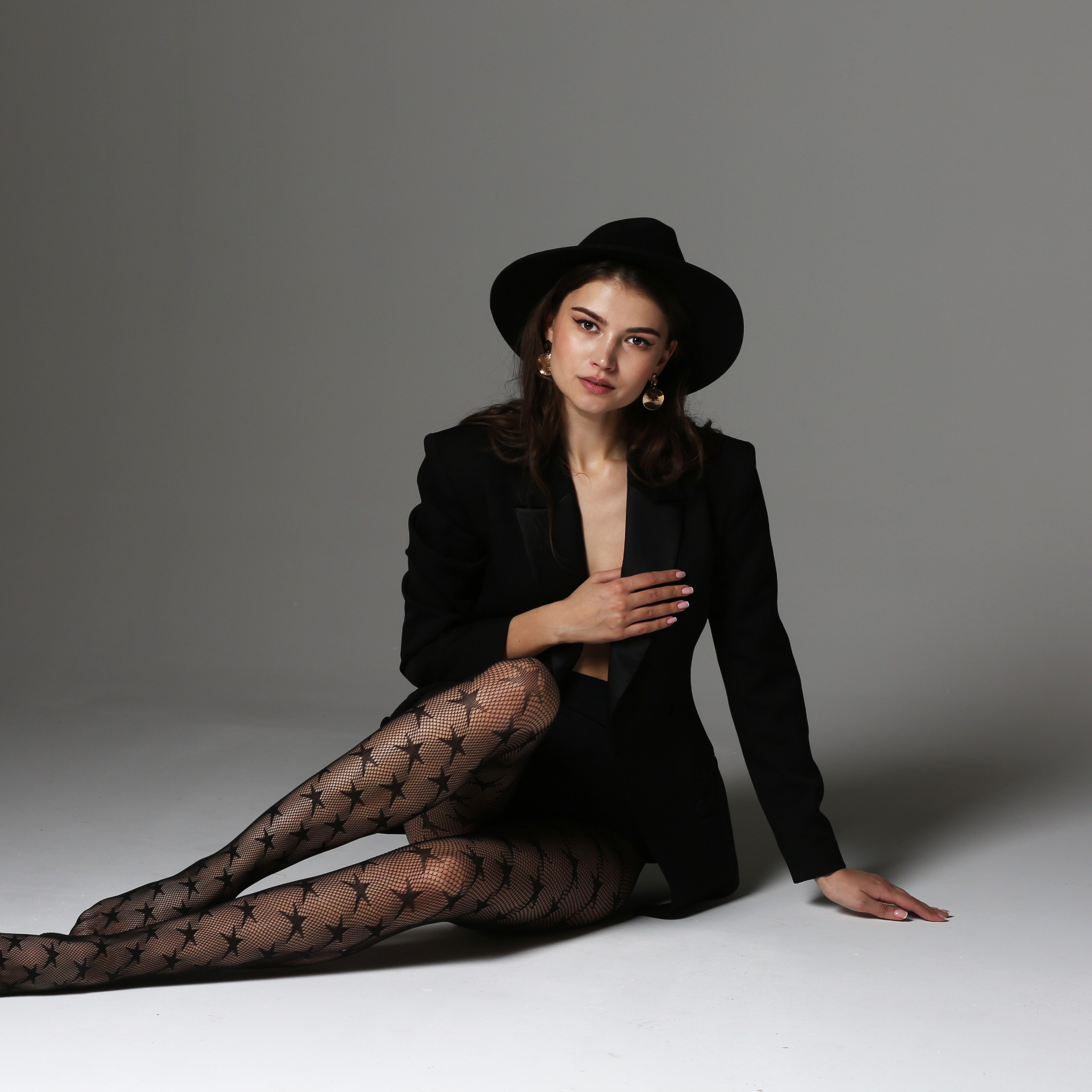 Фотосессия девушки на циклораме в студии в Москве 