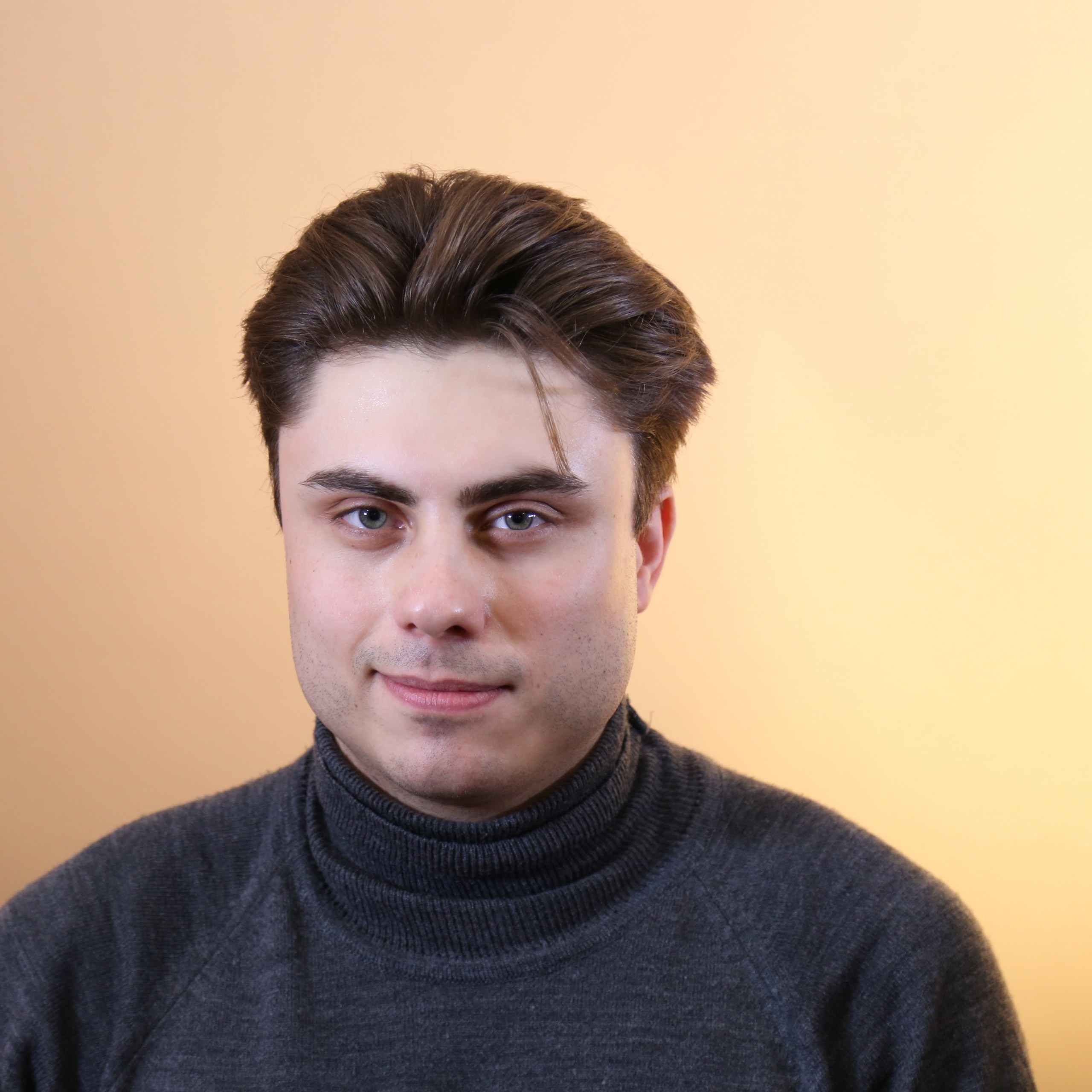 Мужская фотосессия в студии на светлом фоне