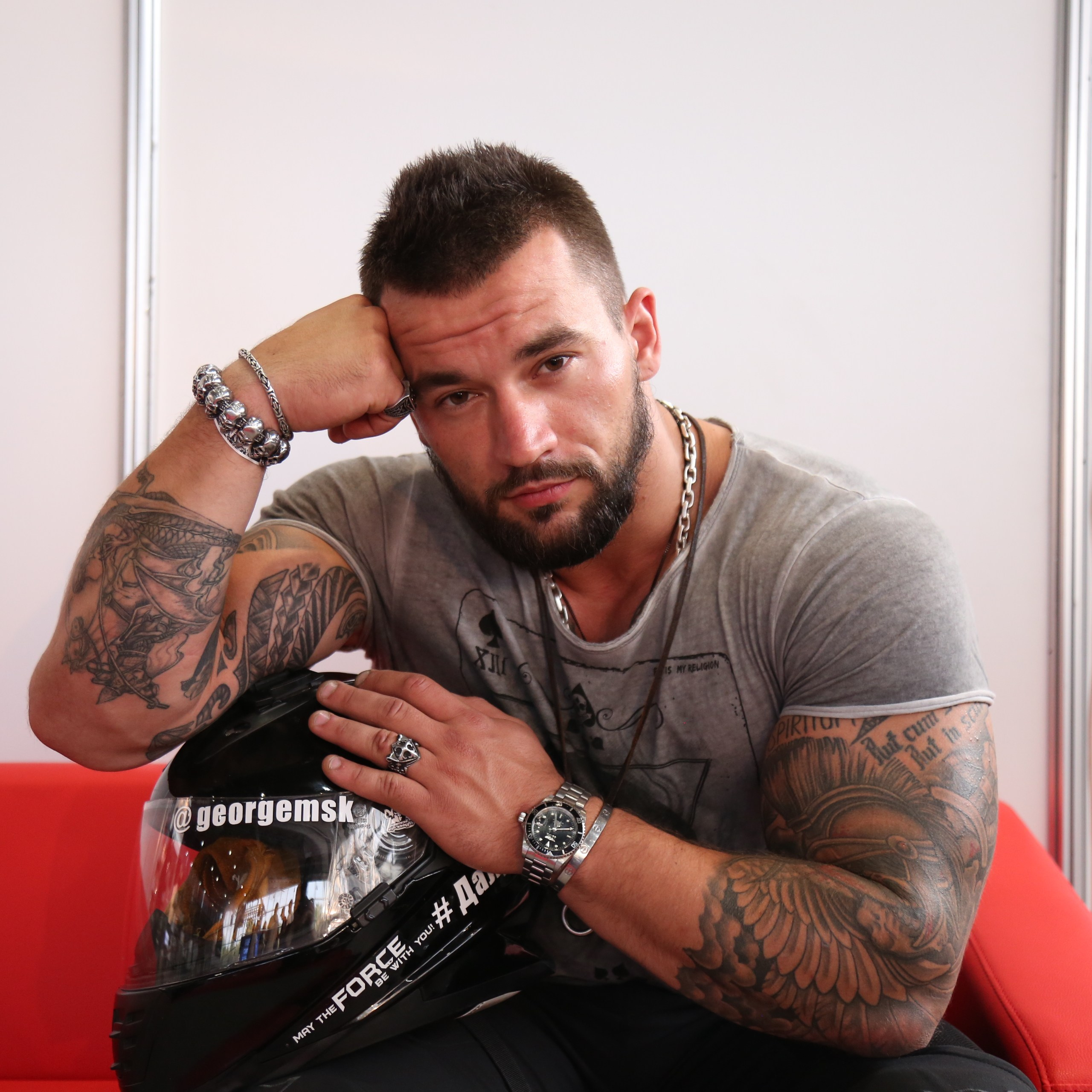 Фотограф мужской снял портрет на мужской фотосессии