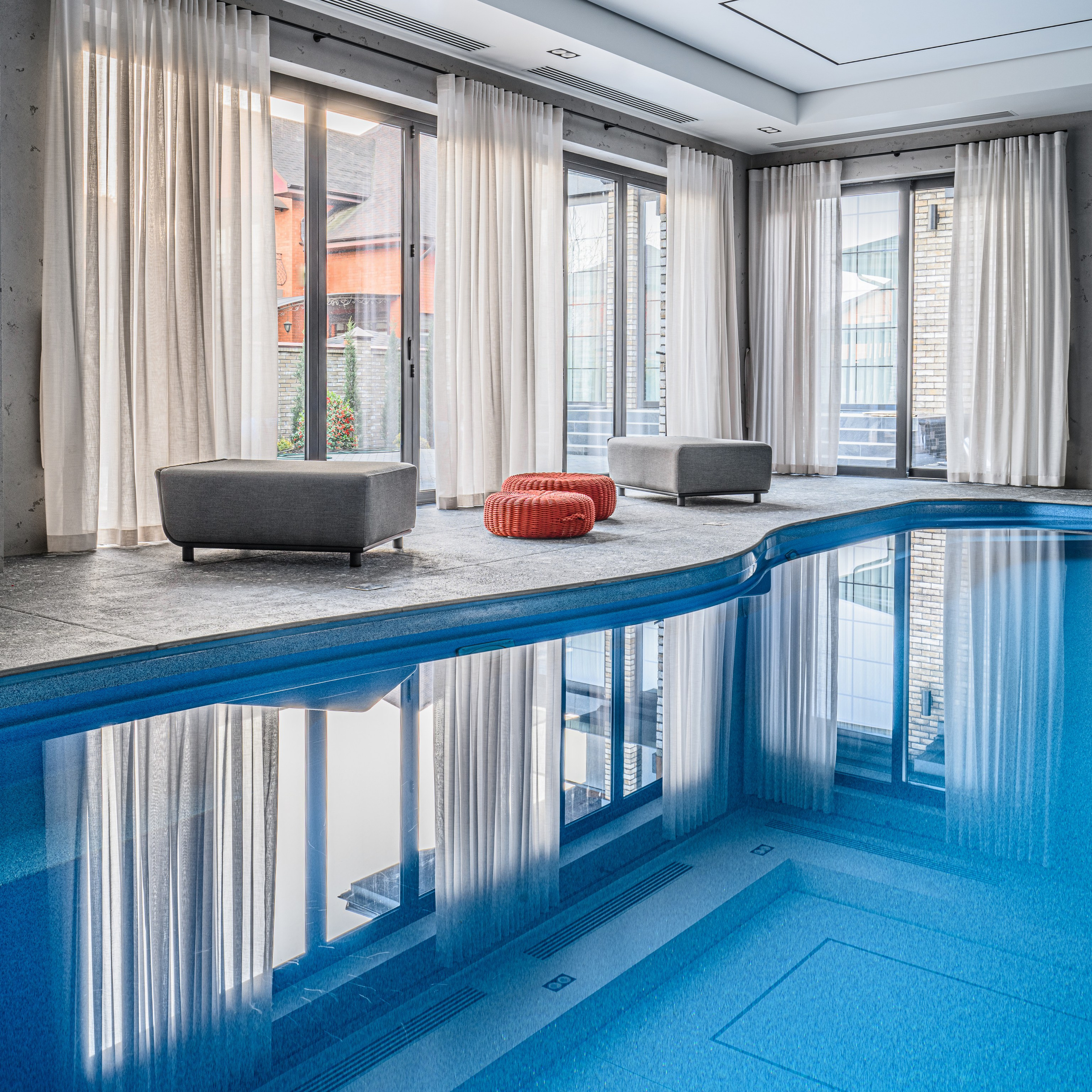 Дом с бассейном