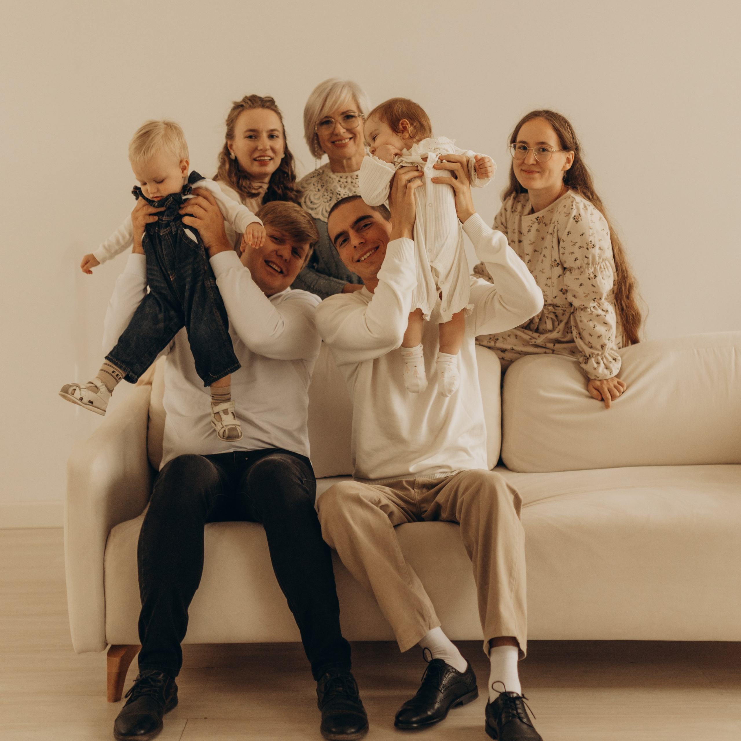 Фотосессия дружная семья. Съёмка в студии.