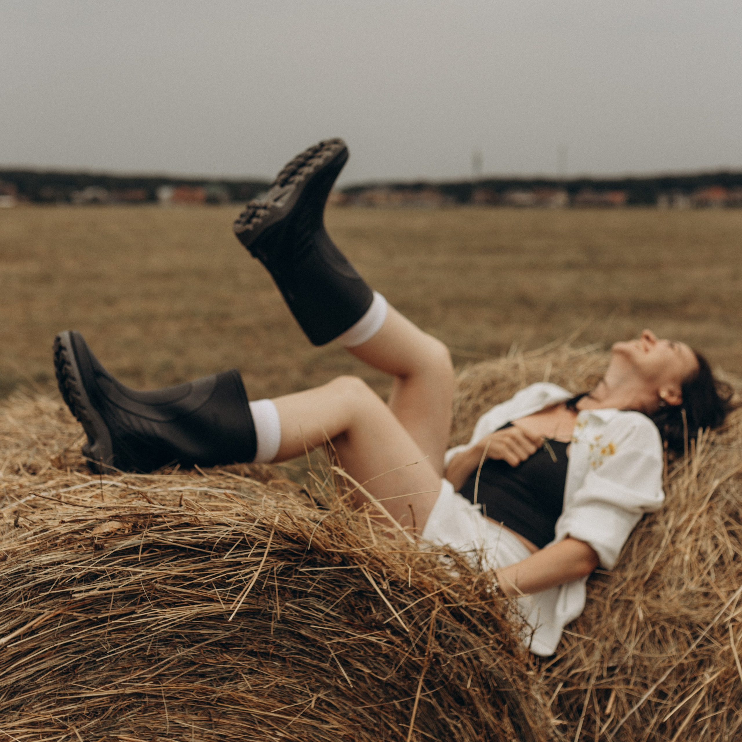 Кристина — индивидуальная фотосессия (стога, поле)