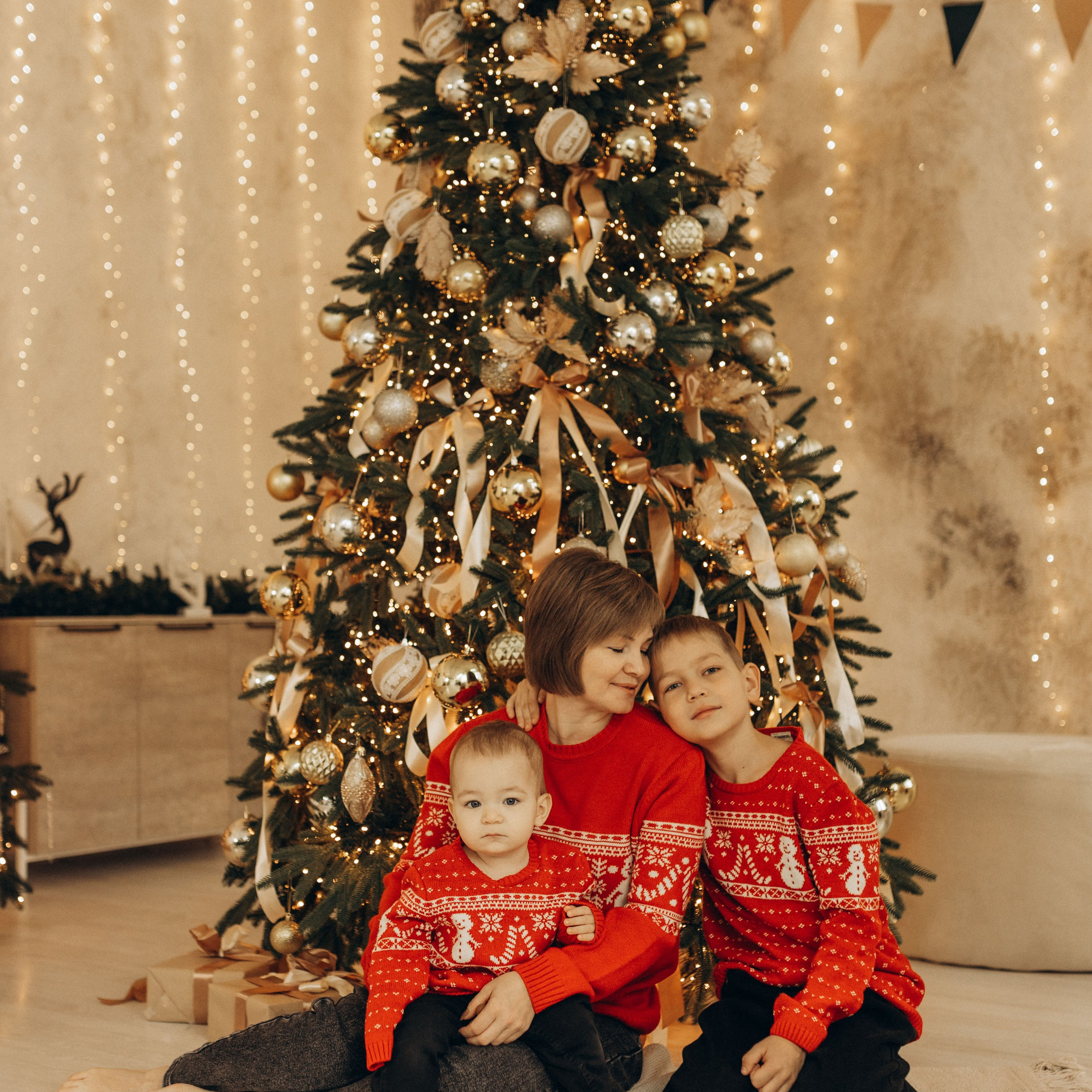 Яркий новый год мама и 2 сыночка.