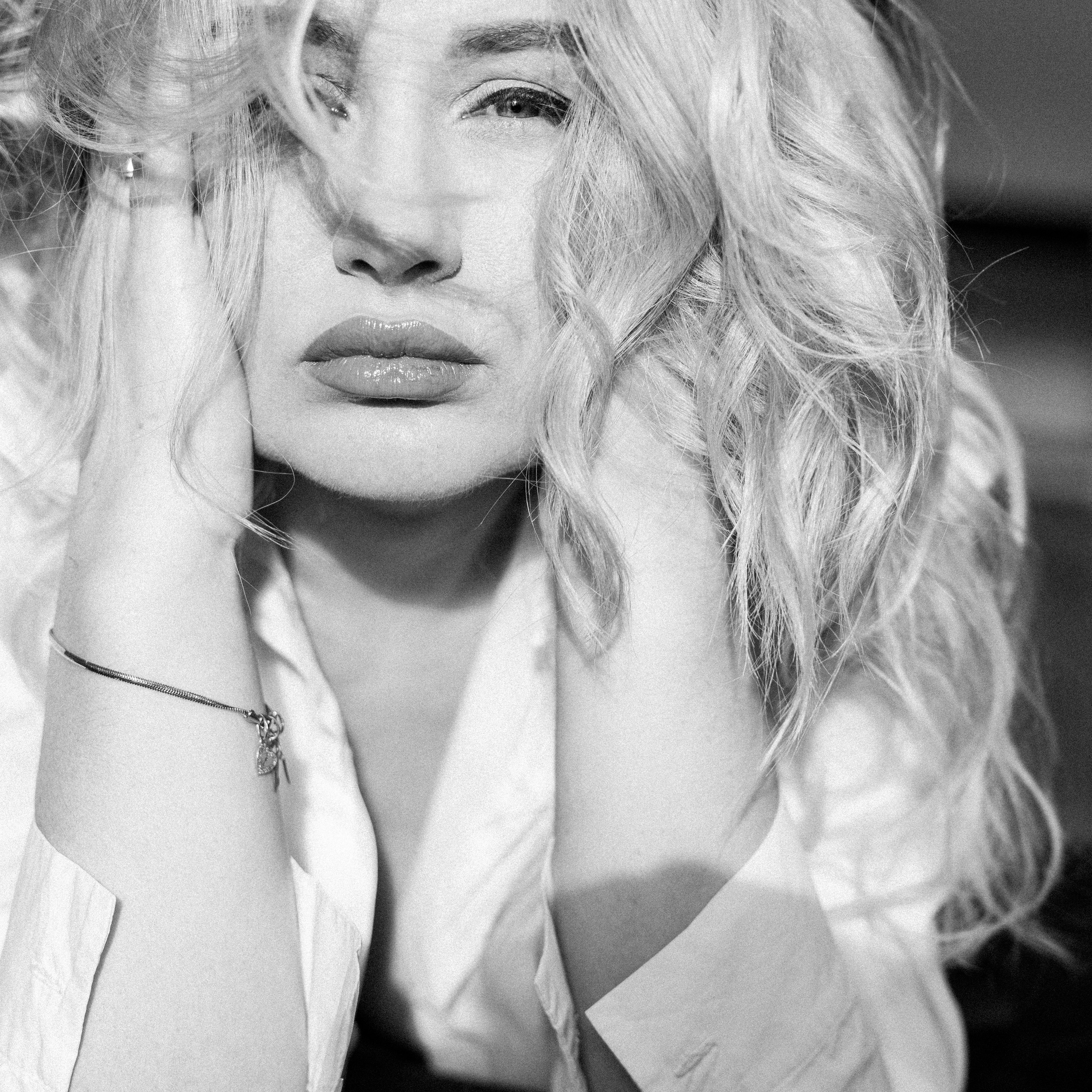 блондинка смотрит в камеру с красивым выражением лица