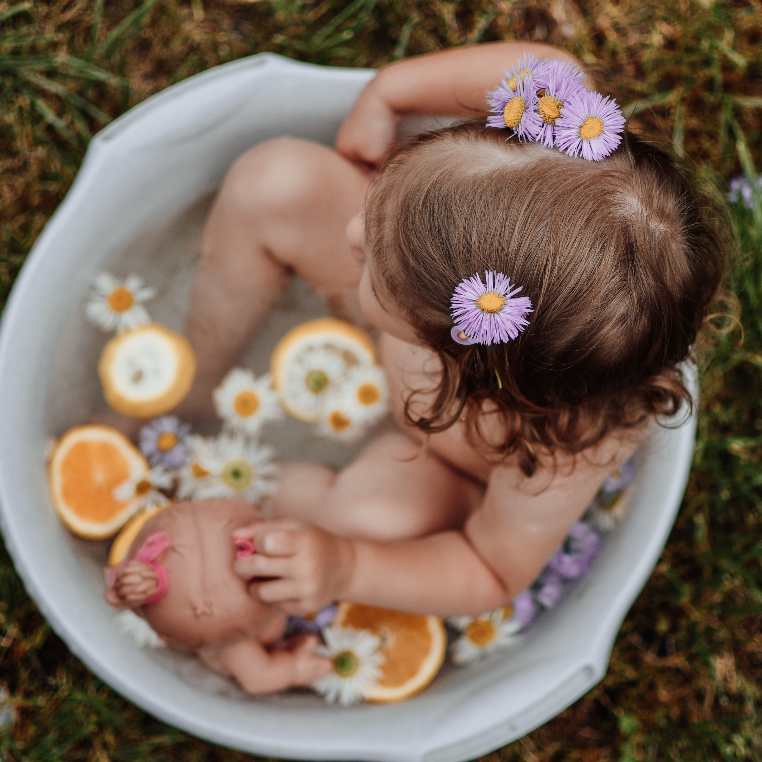 Девочка с фруктовой