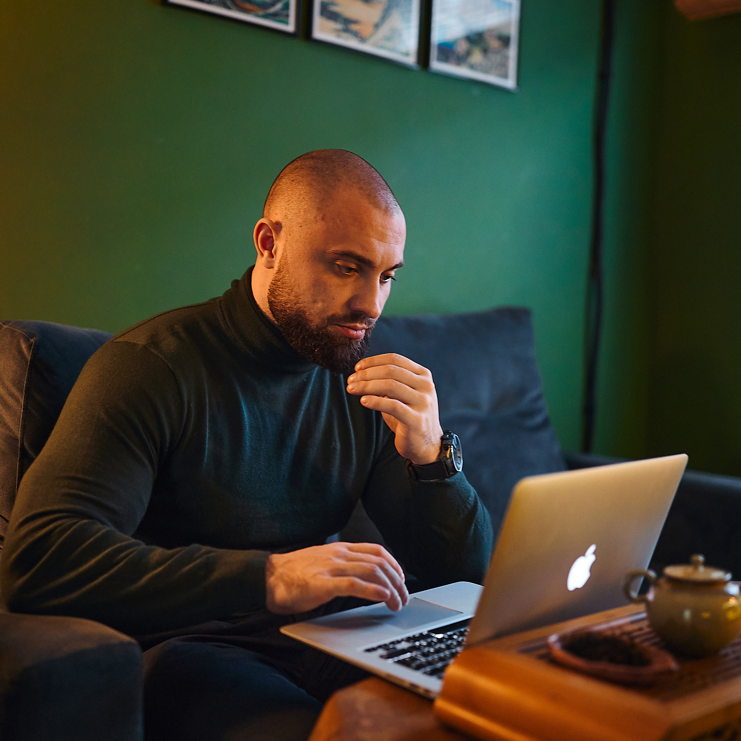 Сергей и портреты в чайной