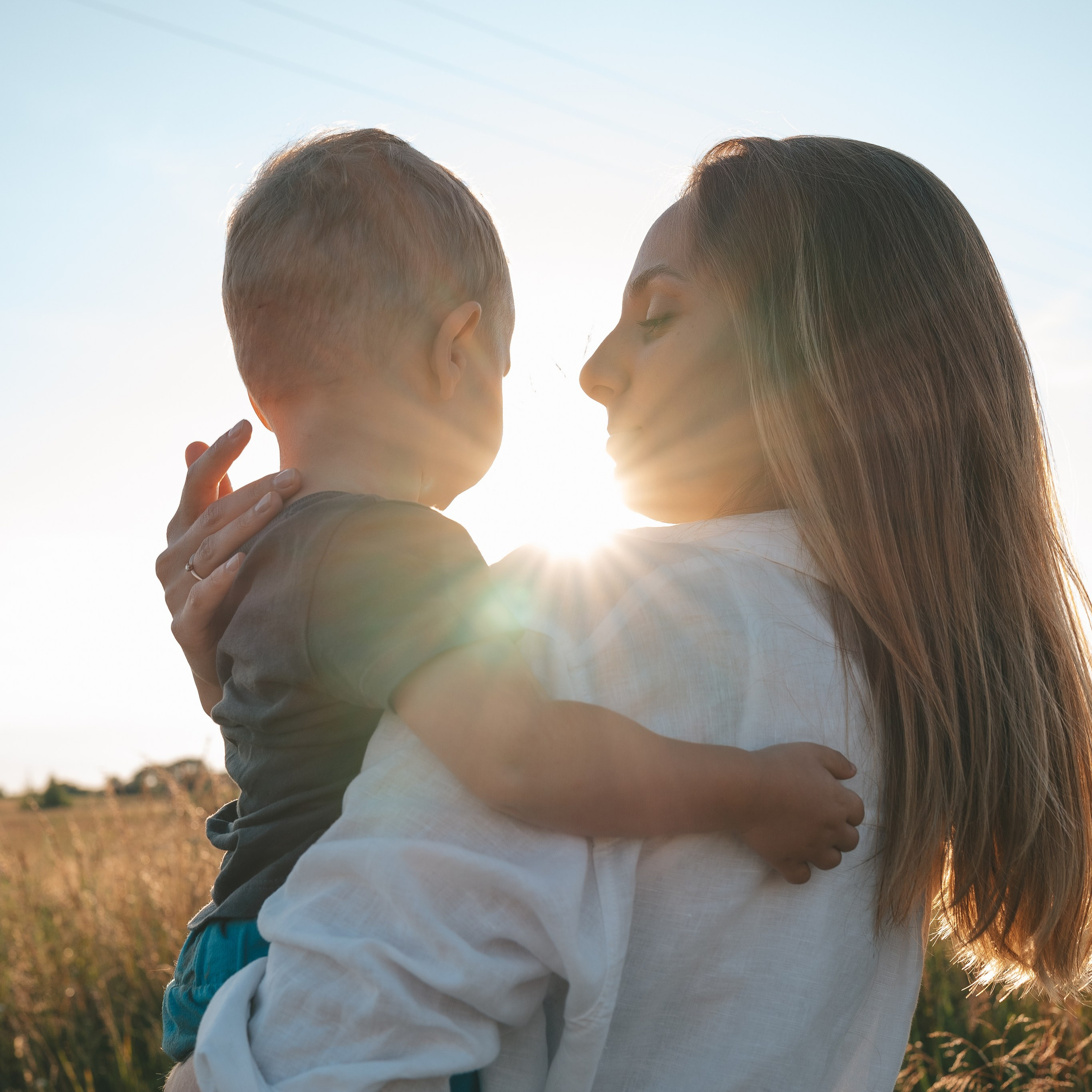 Семейная съемка в&nbsp;поле с&nbsp;ребенком: мама и&nbsp;сын