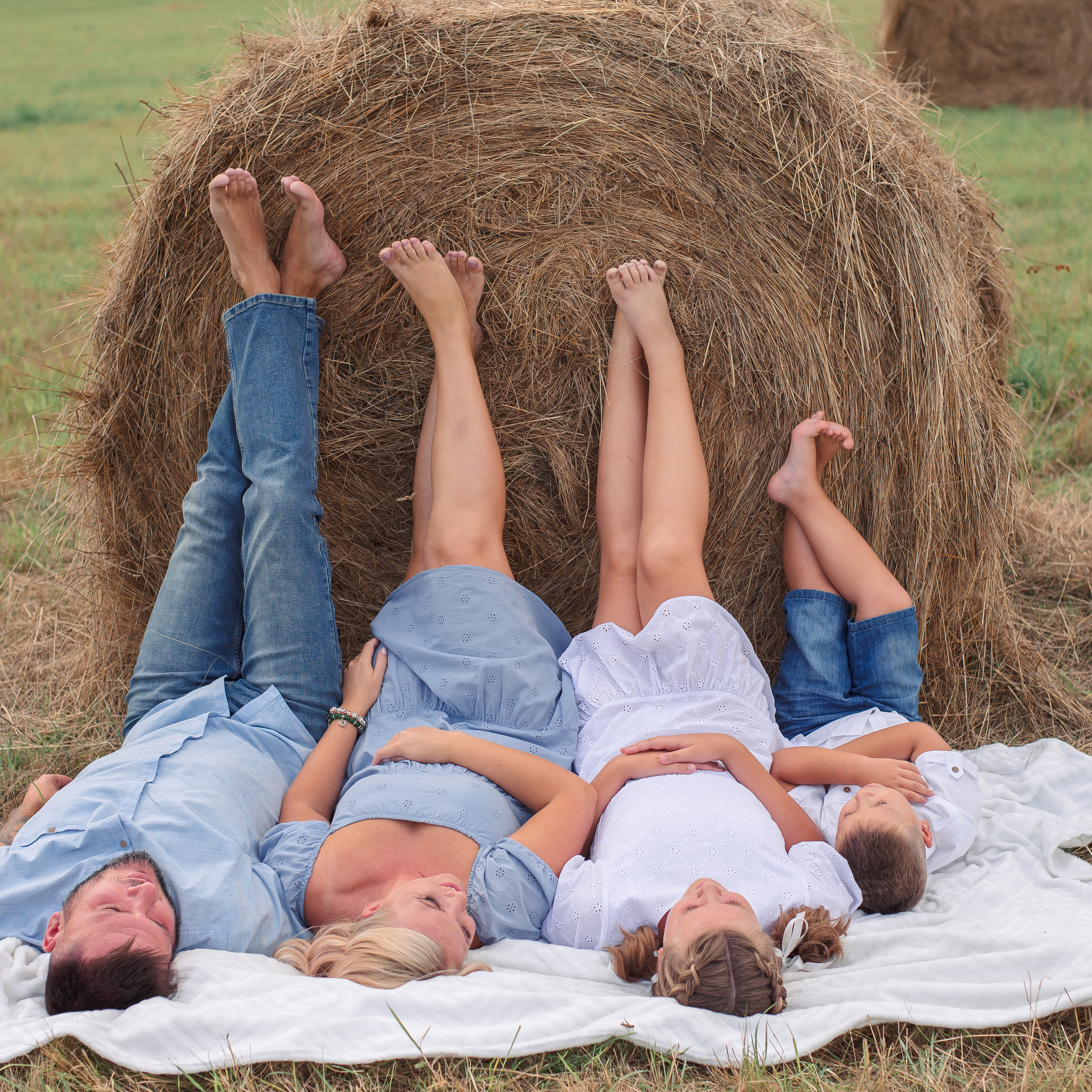 Семейная фотосессия в поле