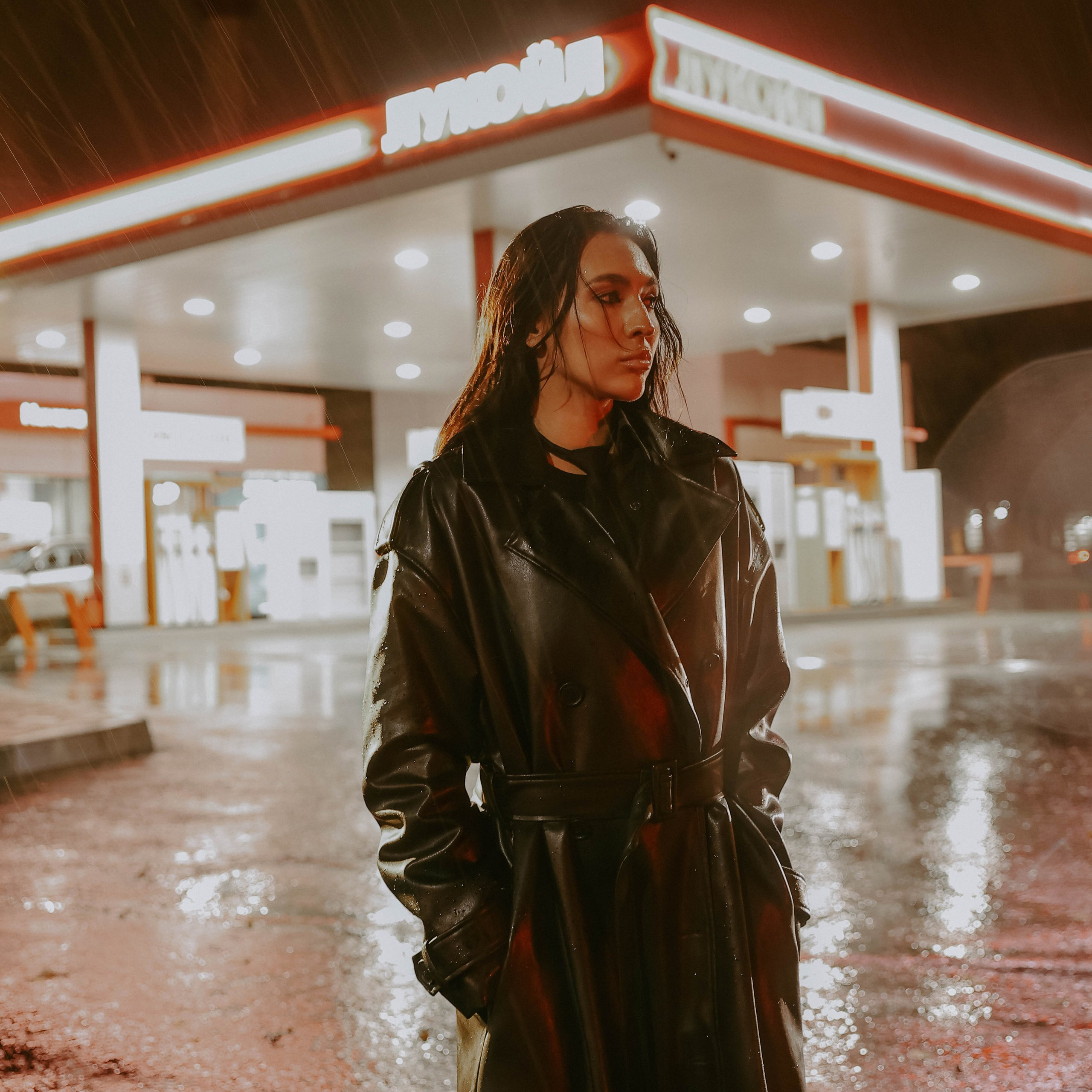 На заправке. Настя и Милана