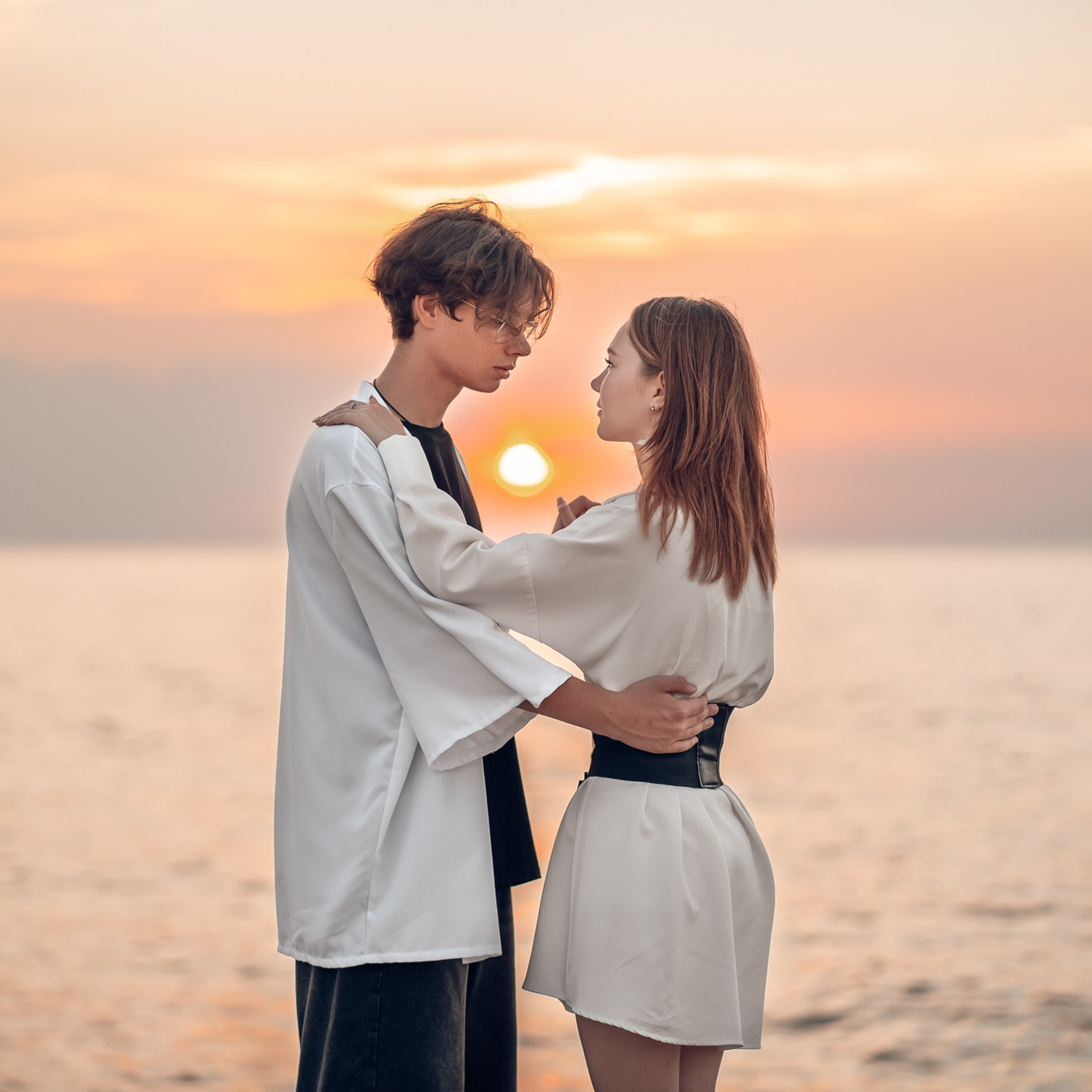 Романтическая фотоистория на закате пляжа Аквамарин