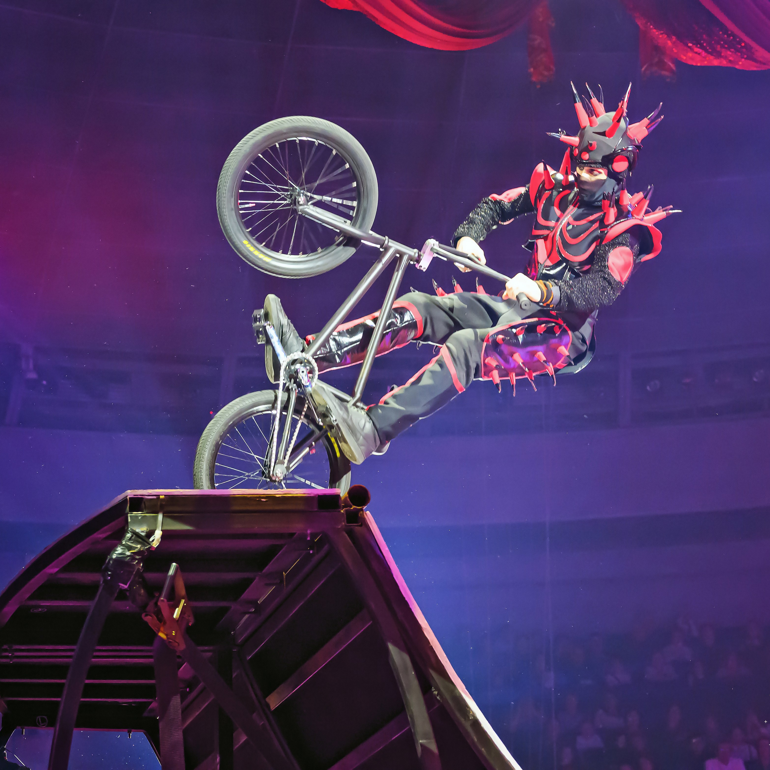 «13 месяцев. Шоу ледяных фонтанов»❄💙. Фотограф Андрей Пухов (Jazz)