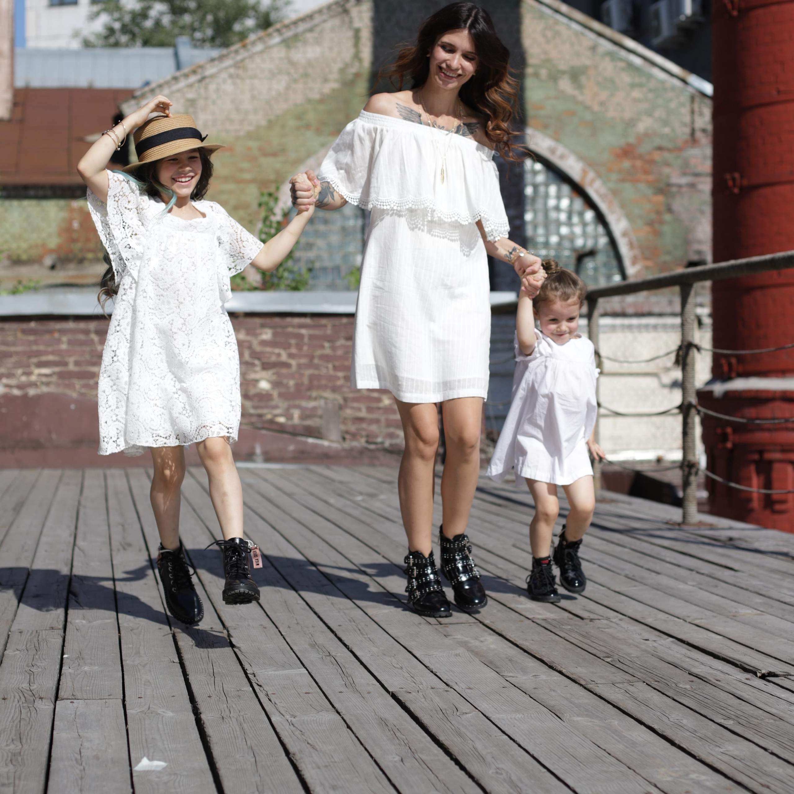 MAYA with her daughters