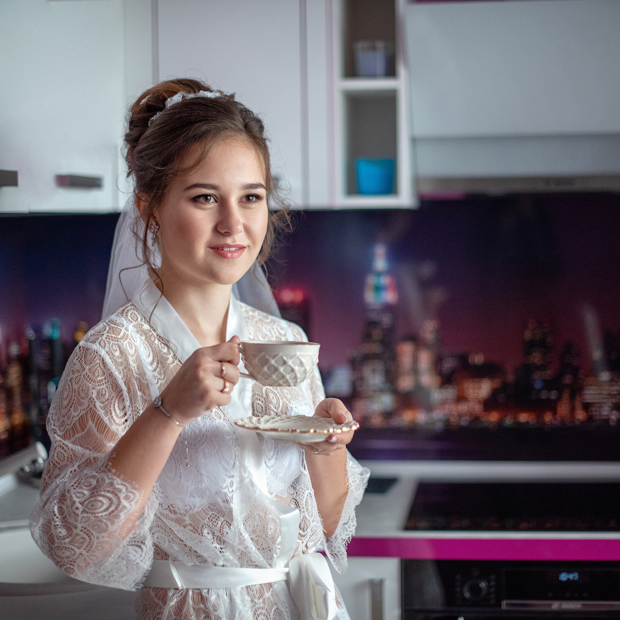 Невеста в прозрачном пеньюаре держит чашечку кофе в городе Зеленоград