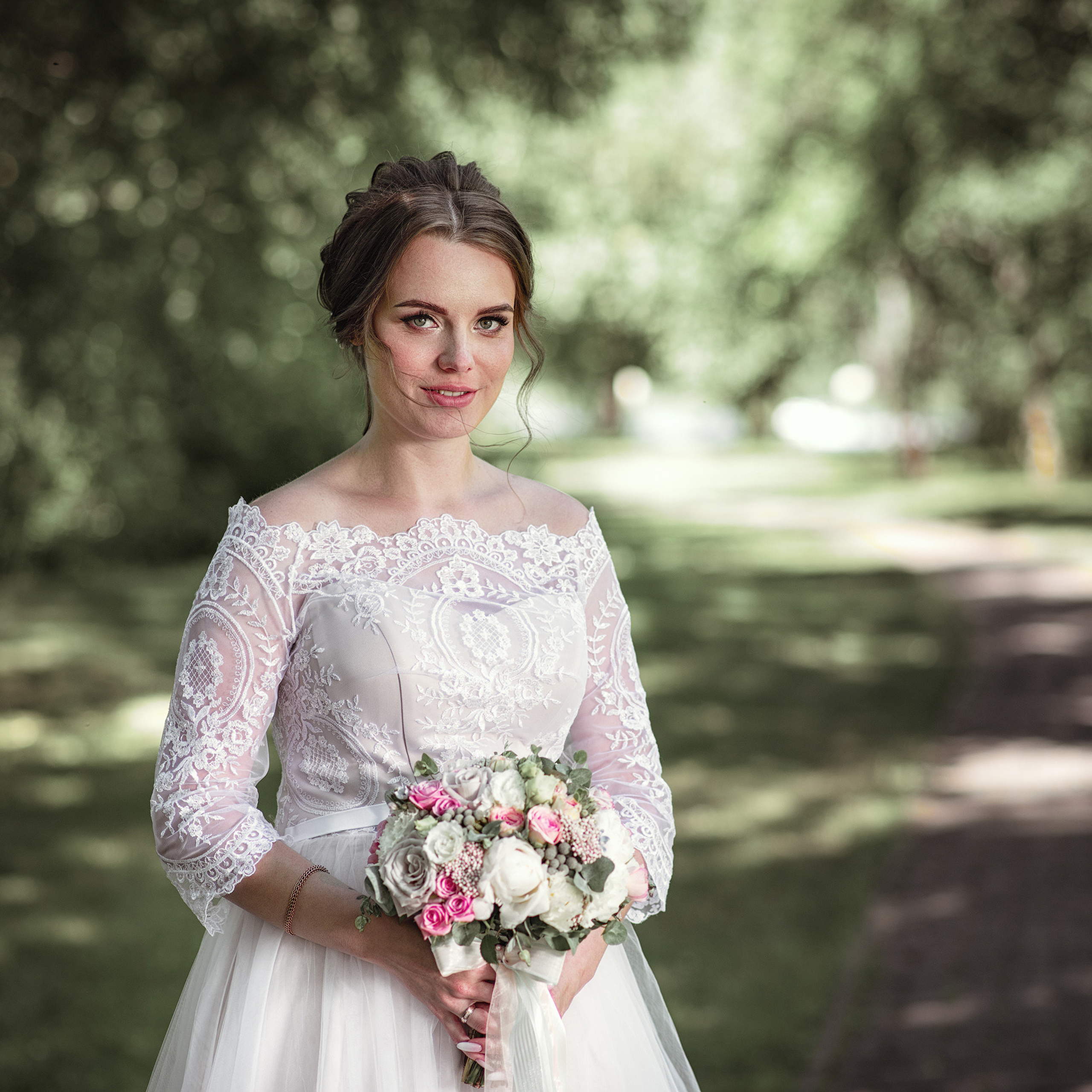 Невеста с свадебным букетом на берегу Волги