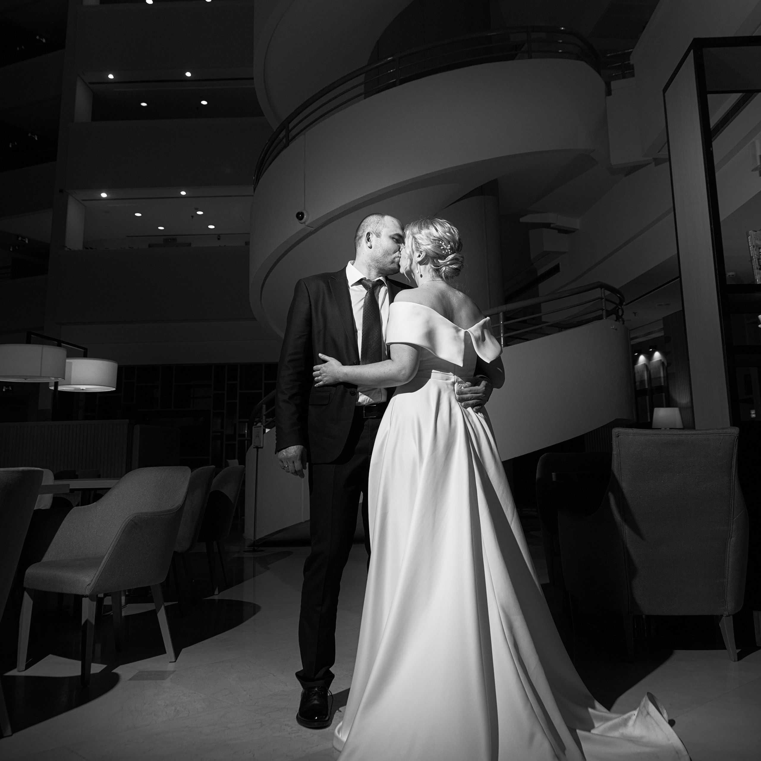черно-белая фотография жениха и невесты в отеле Raddison