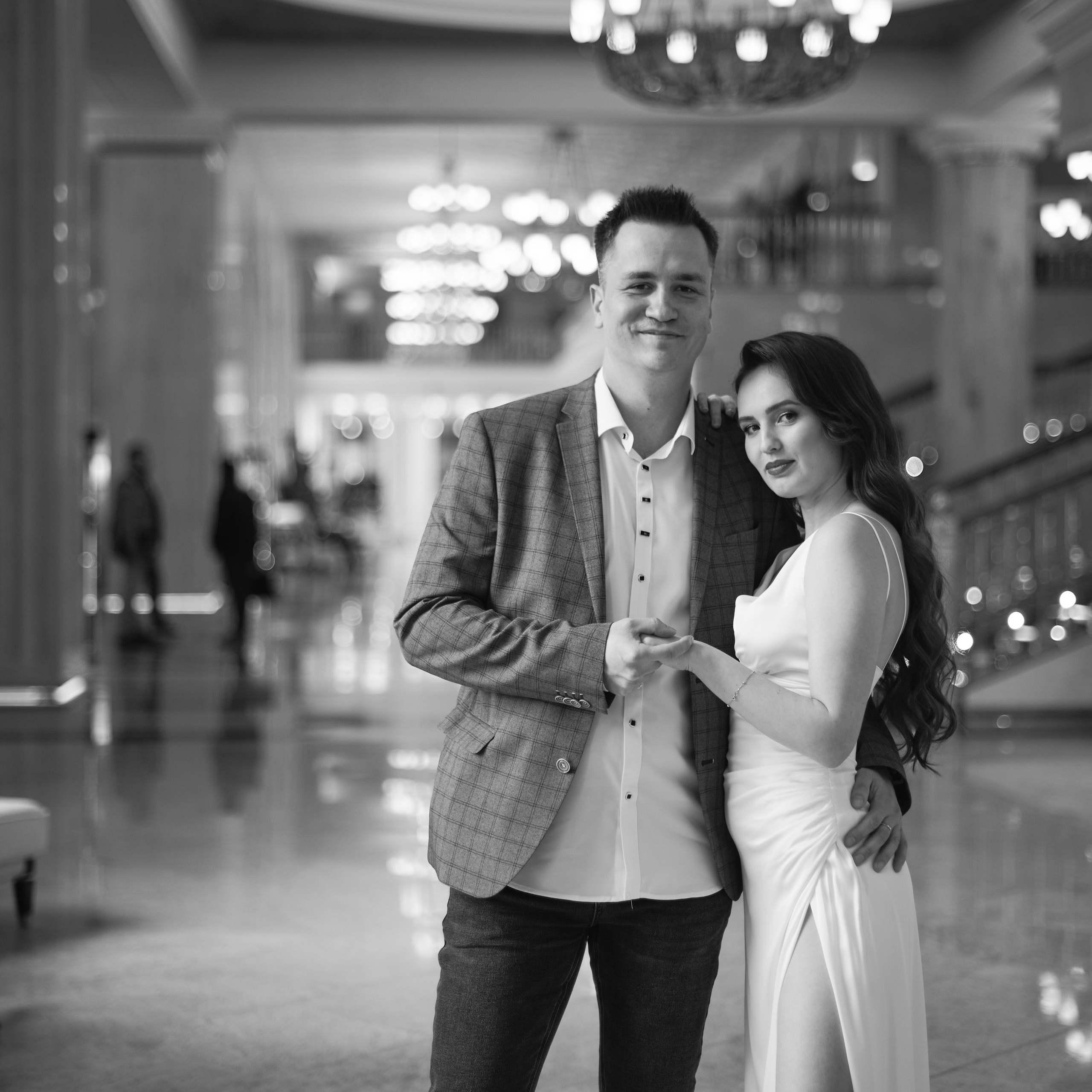 молодожены на свадебной фотосессии в отеле 