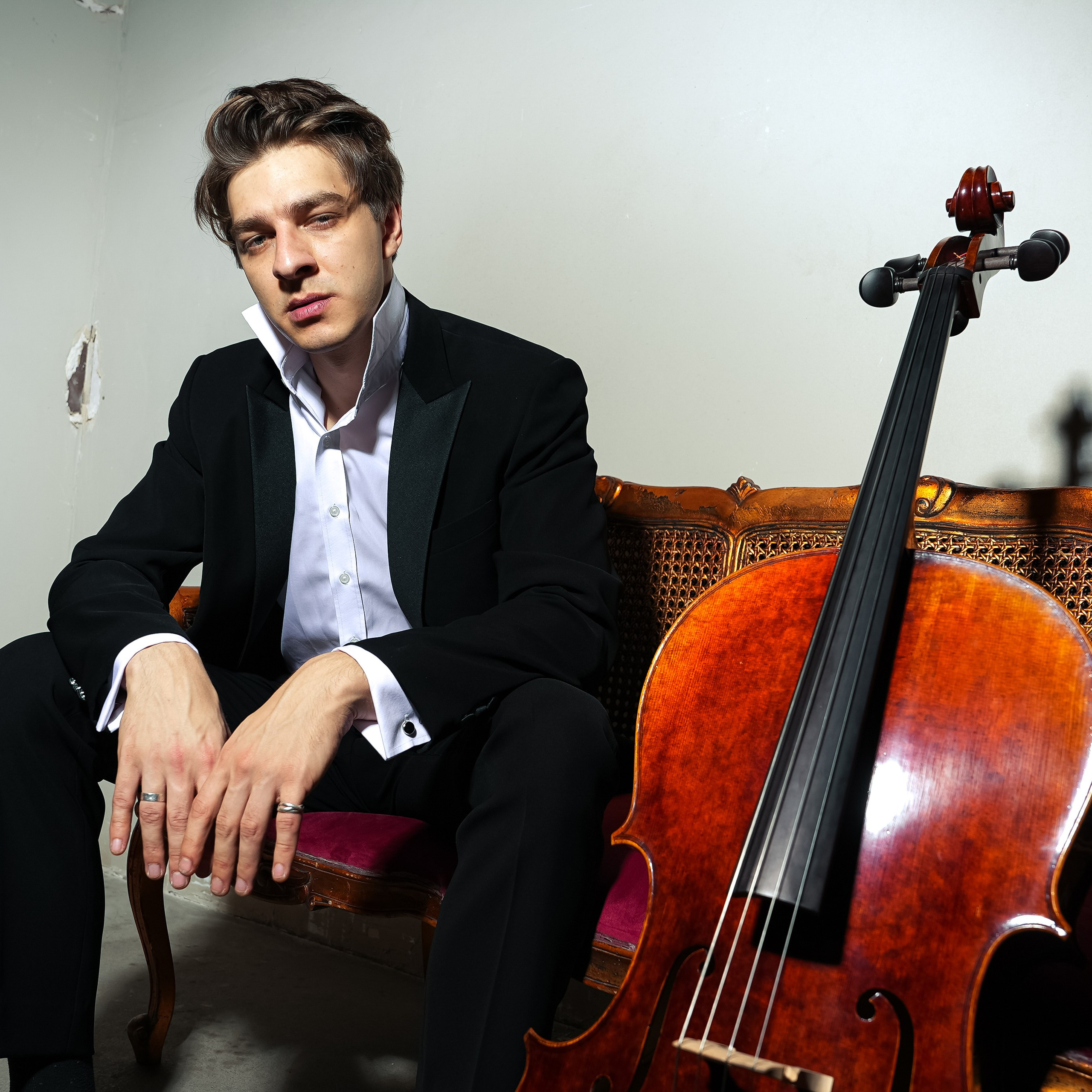 Виолончелист