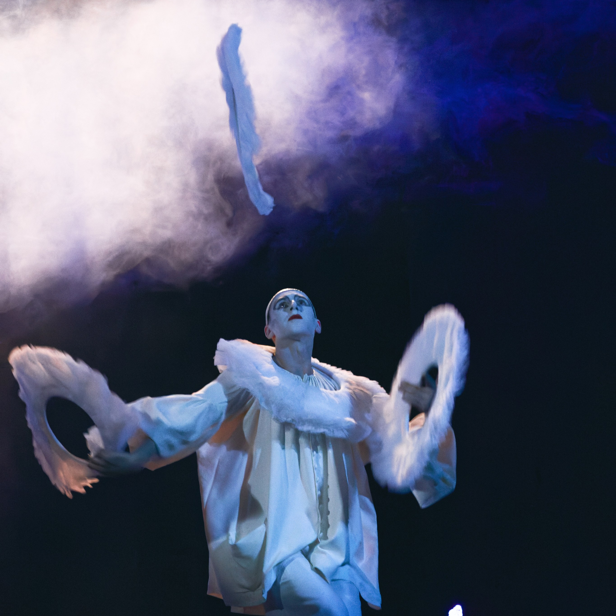 #евгенийпимоненко;#цирк;#circus;#цирковоеискусство;#acrobatics (акробатика);#aerialist (воздушная гимнастика);#aerialsilks (воздушные полотна);#aerialhoop (воздушное кольцо);#contortion (конторсия, гибкость);#жонглёр;#клоун;#трапеция;#circuslife (жизнь цирка);#цирковойномер;#cirquedusoleil ;#цирковаятруппа.#цирк_фотограф;#фото_цирк;#circus_photography;#цирковыекадры;#закулисыцирка;#backstagecircus.