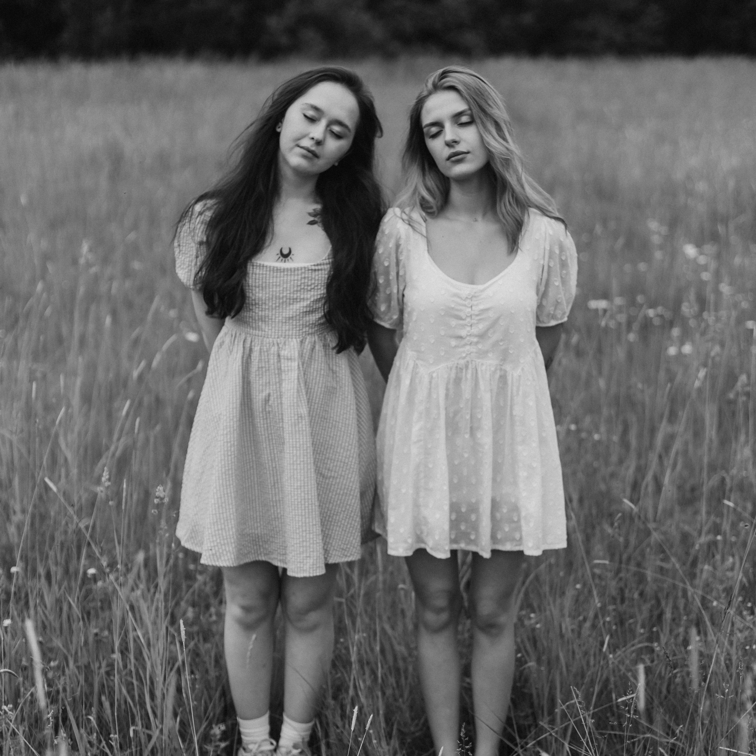 Карина и Настя