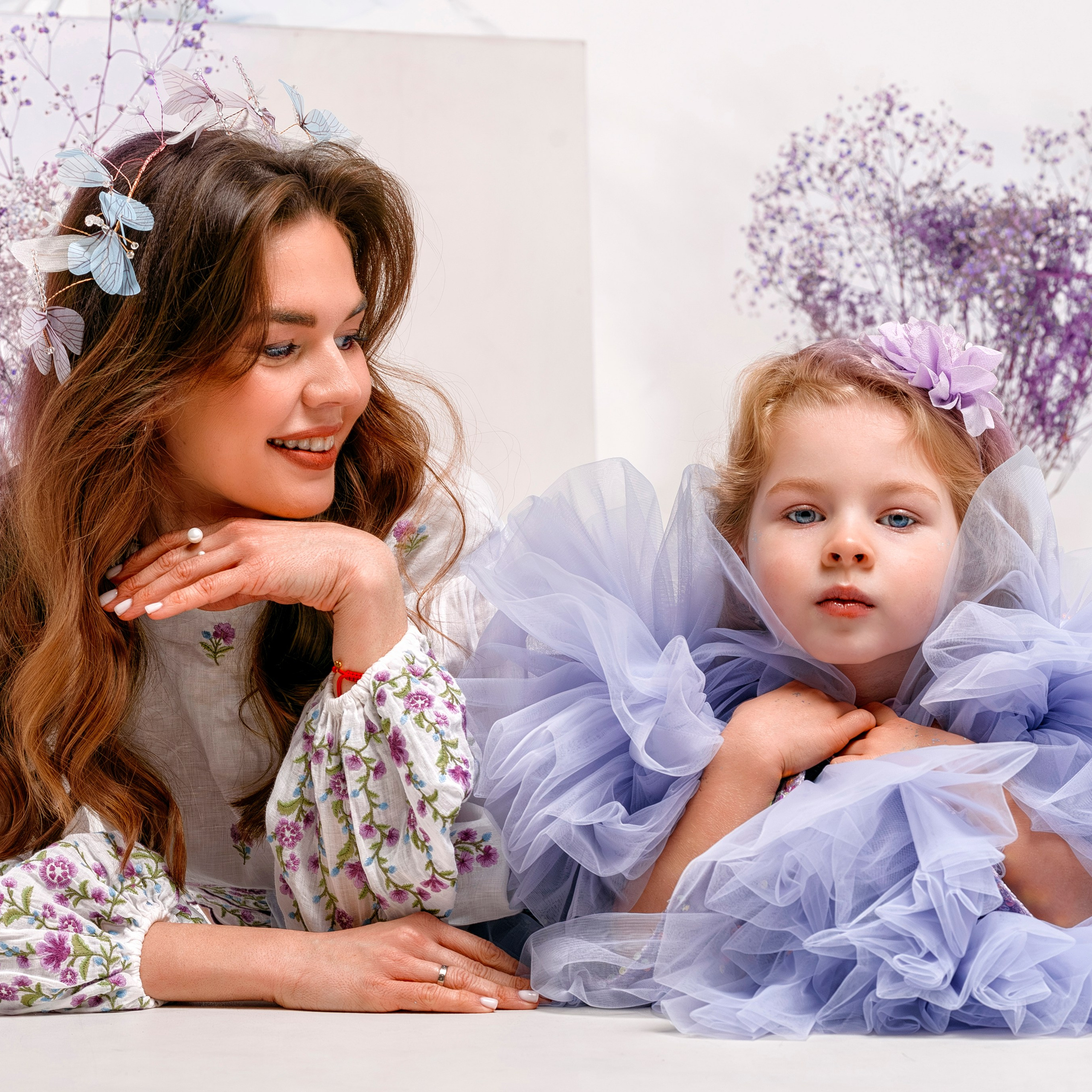 Ева в съёмке с гипсофилой