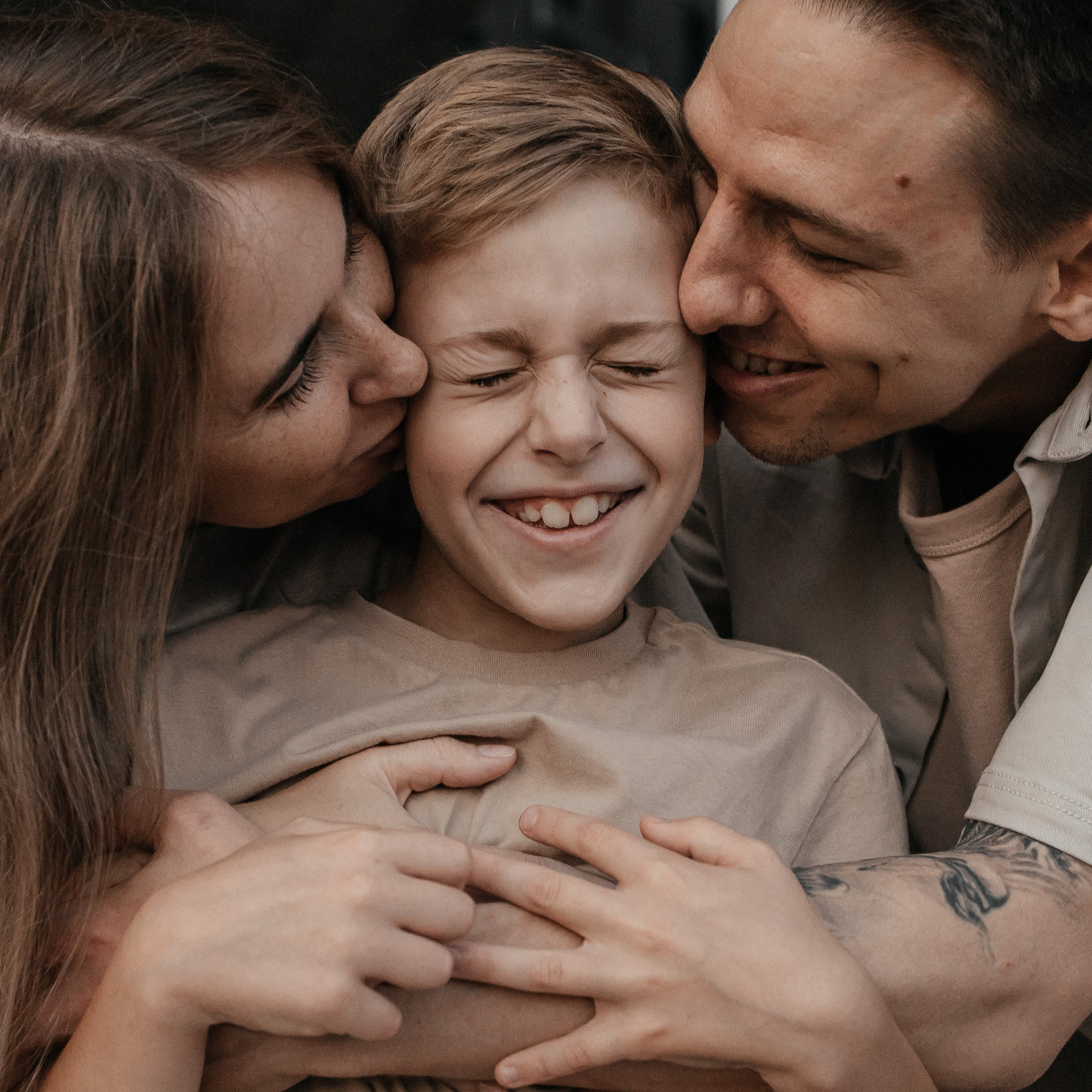 Прогулочная фотосессия на набережной в Москве для Леры, Славы и Захара