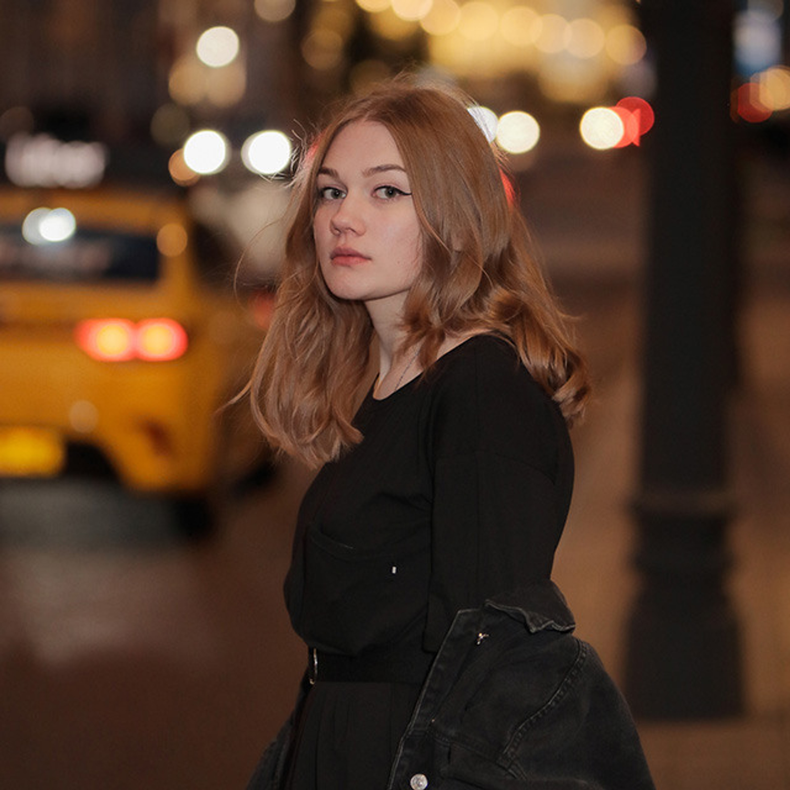 Портретная фотография молодой девушки в репортажном образе в ночной Москве