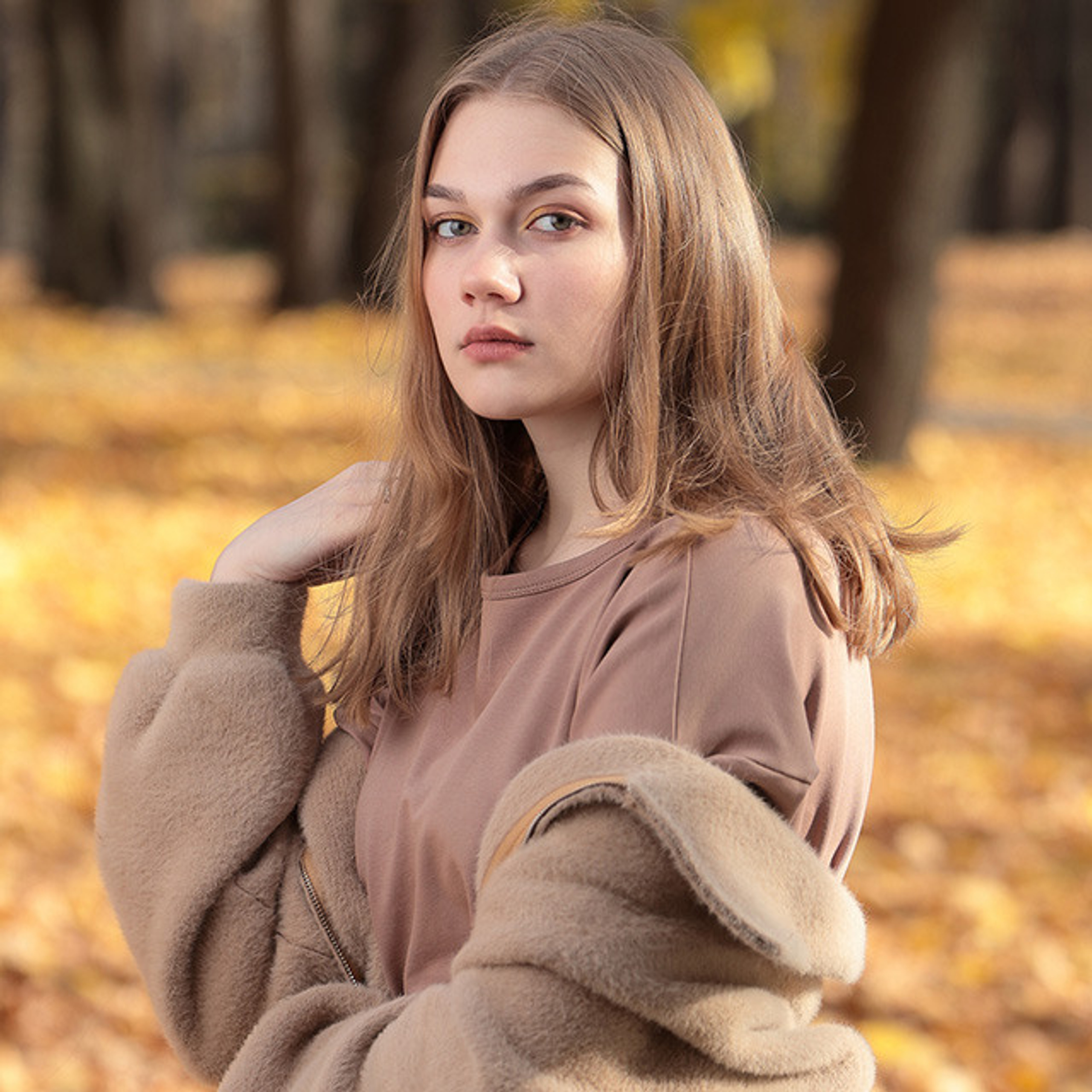 Выездная фотосессия девушка в осеннем парке