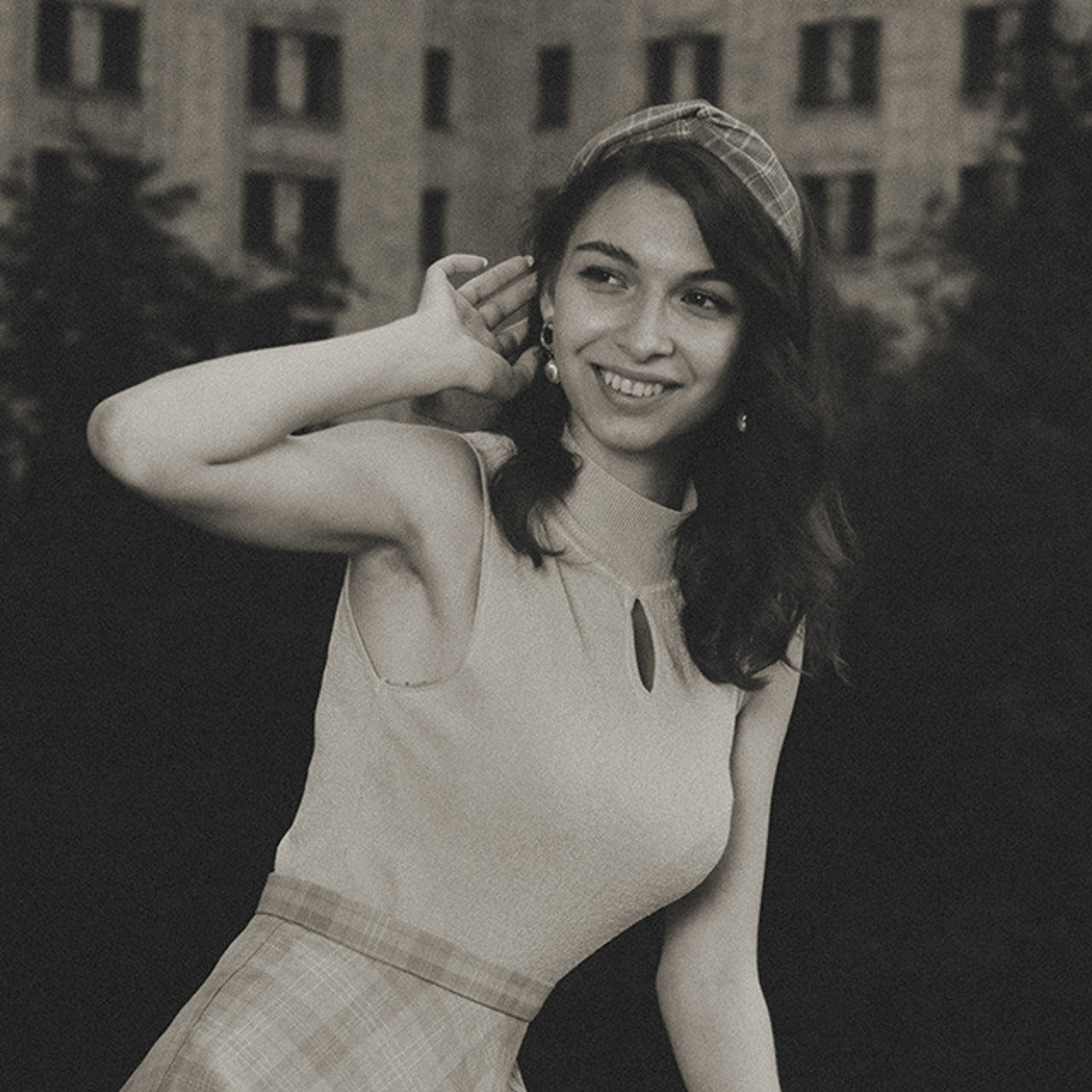 Черно-белая портретная фотография девушки в платье в стиле ретро