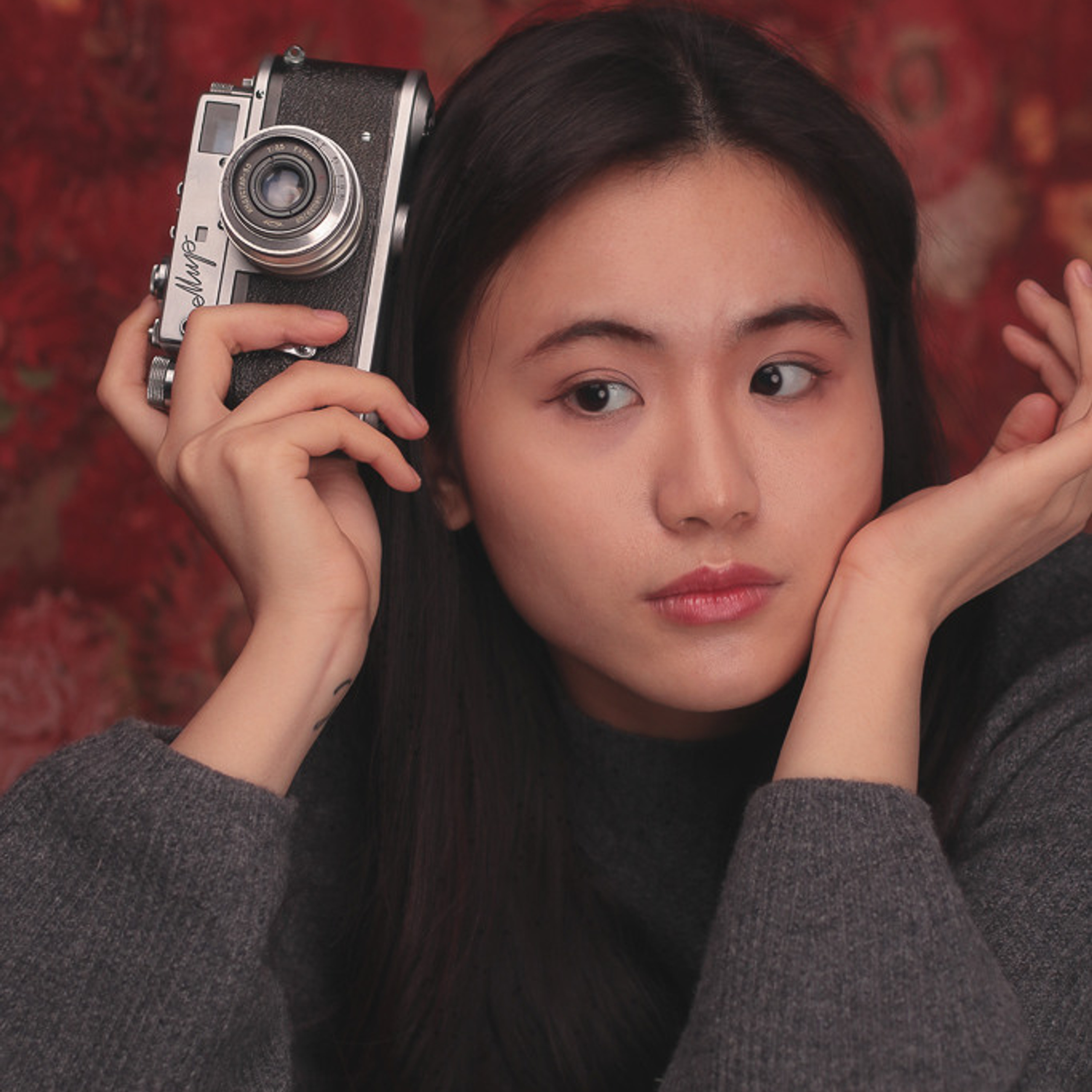 Портрет девушки китаянки с фотоаппаратом Мир в Москве