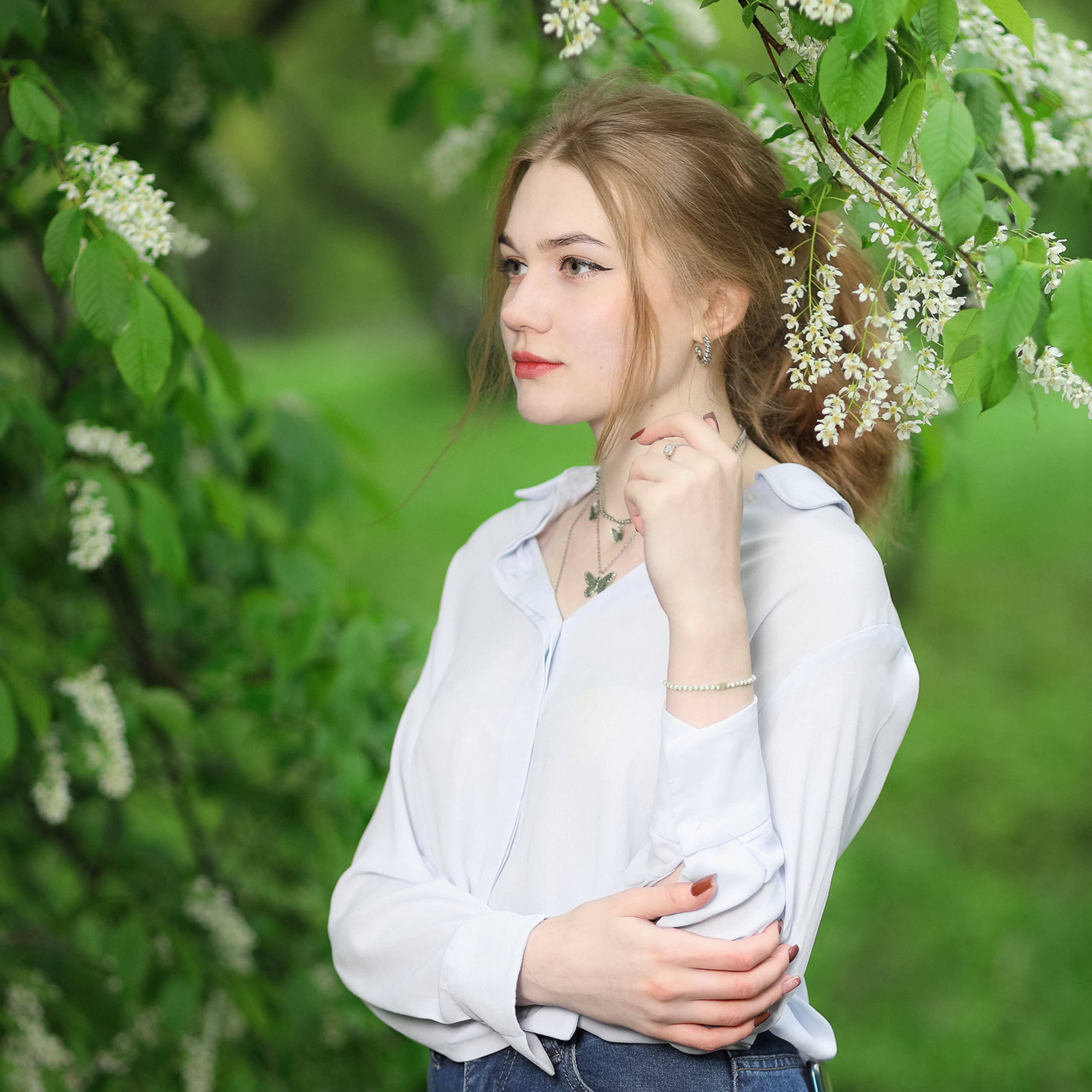 Профессиональная фотосъемка девушки в цветении