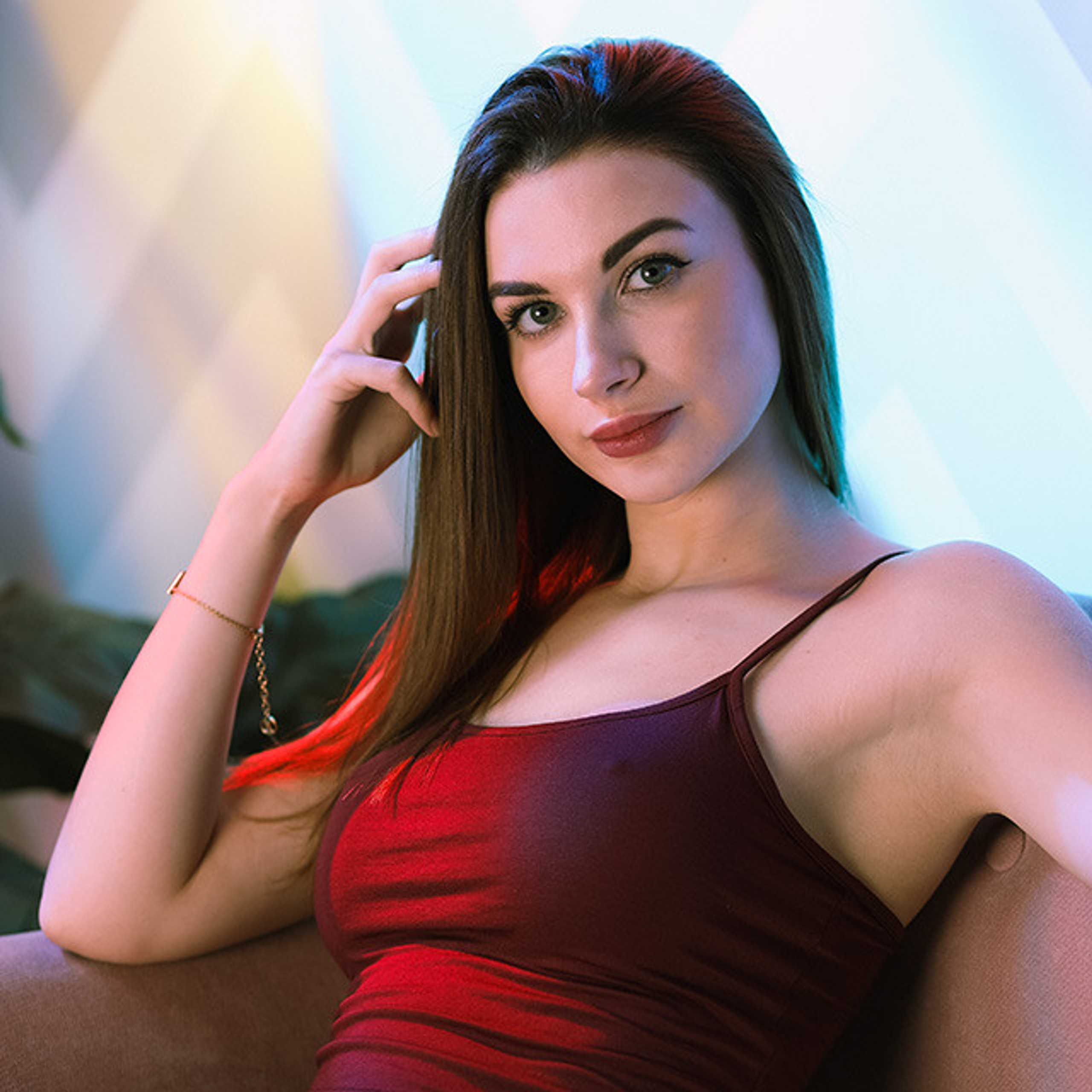 Чувственный портрет девушки в красном на индивидуальной фотосъемке