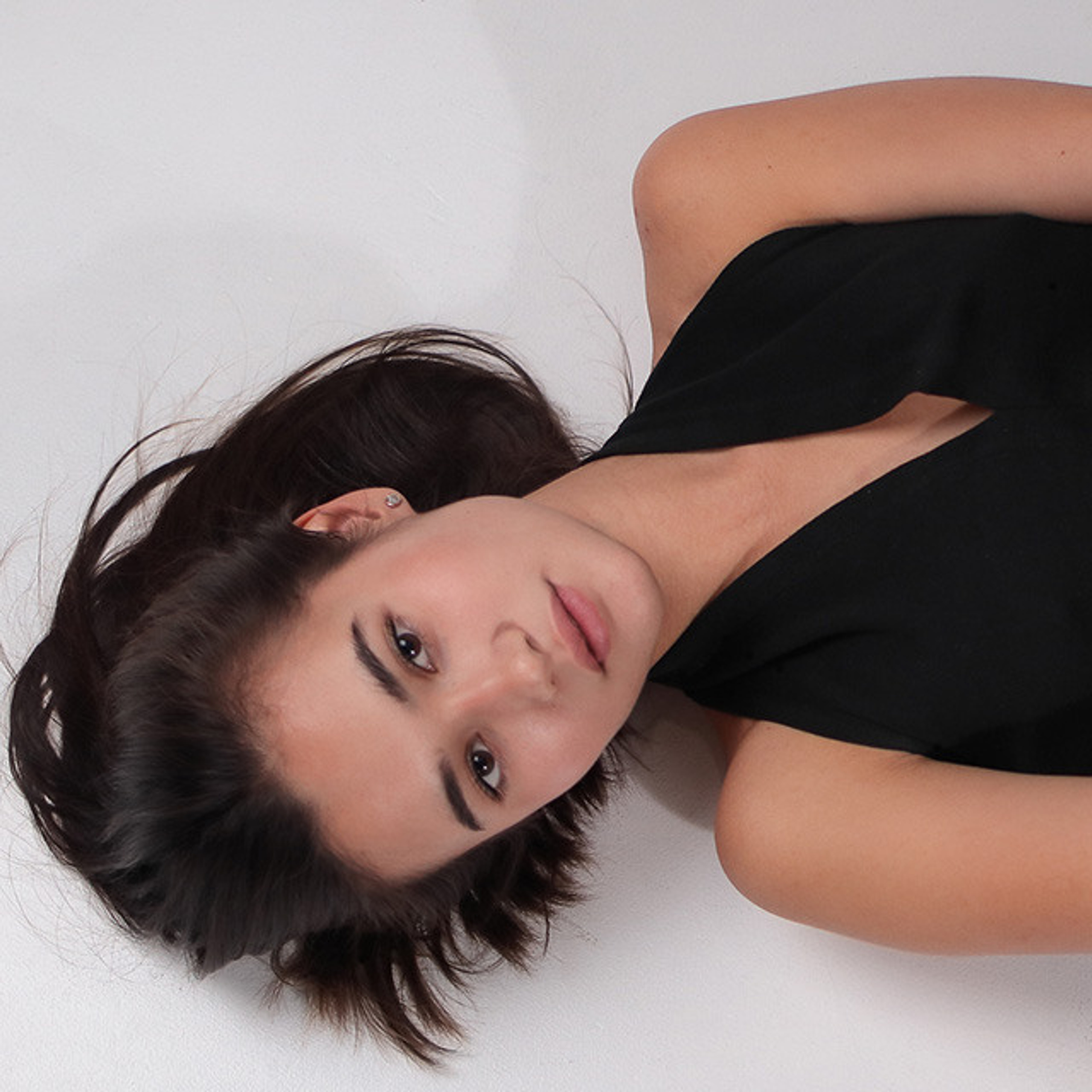 Позирование для студийного фэшн фотопроекта