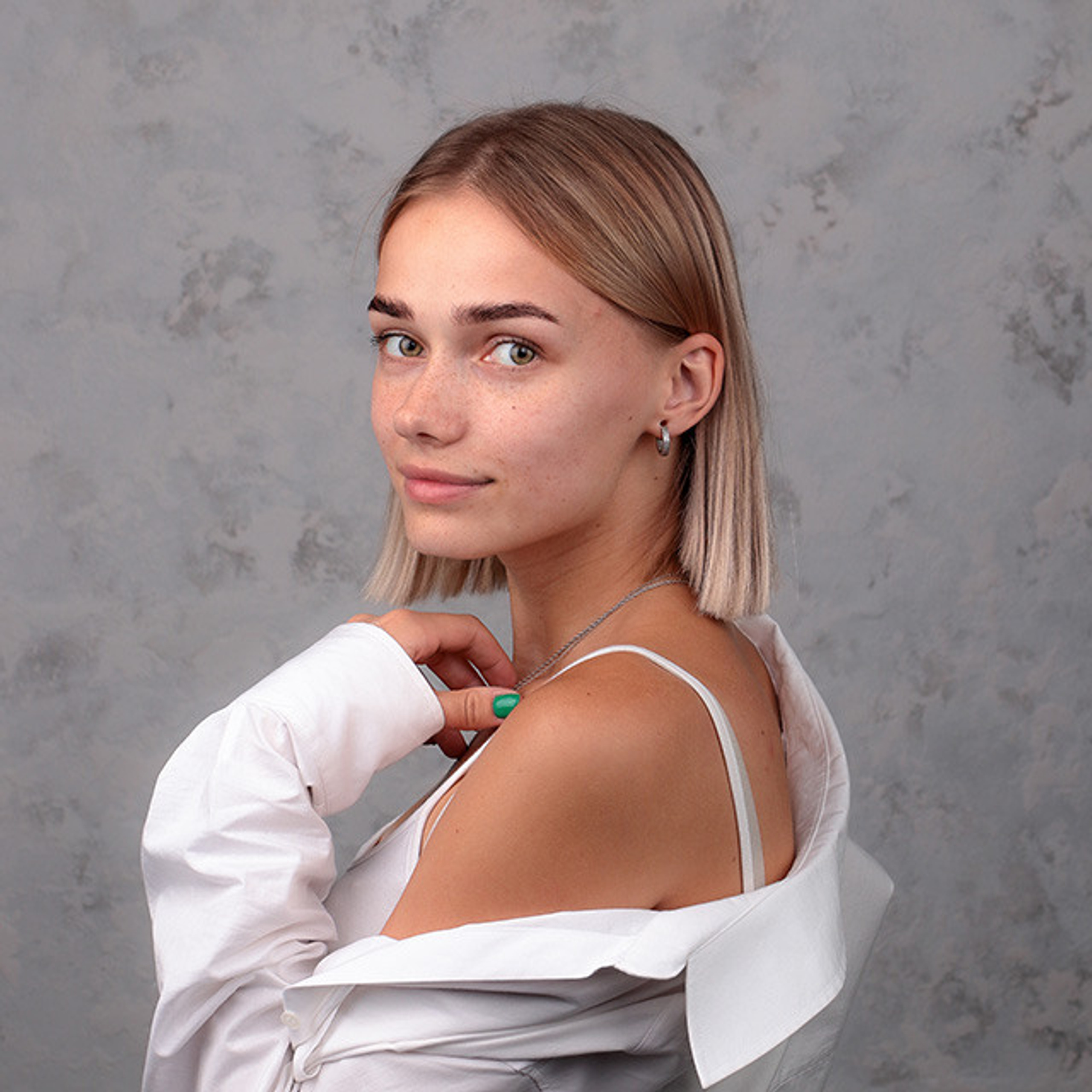 Портрет девушки с кокетливо оголенным плечом