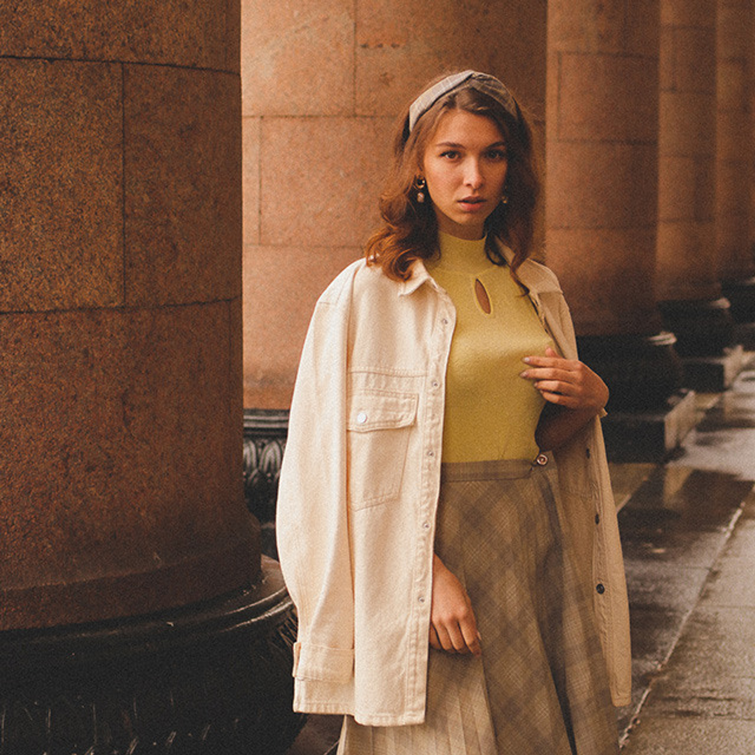 Особенное эмоциональное состояние молодой девушки на фото в стиле ретро