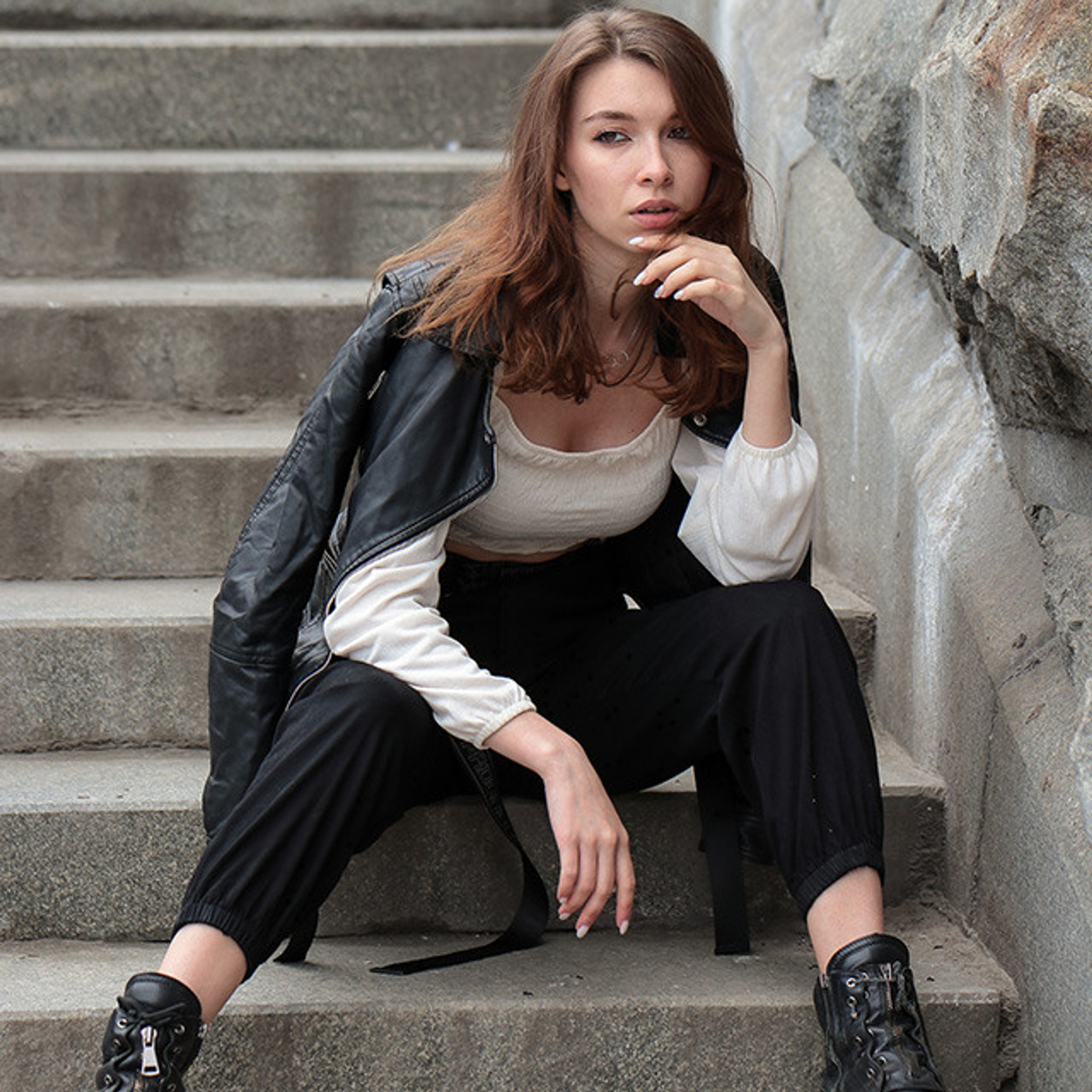 Девушка сидит на лестнице в образе городской хулиганки