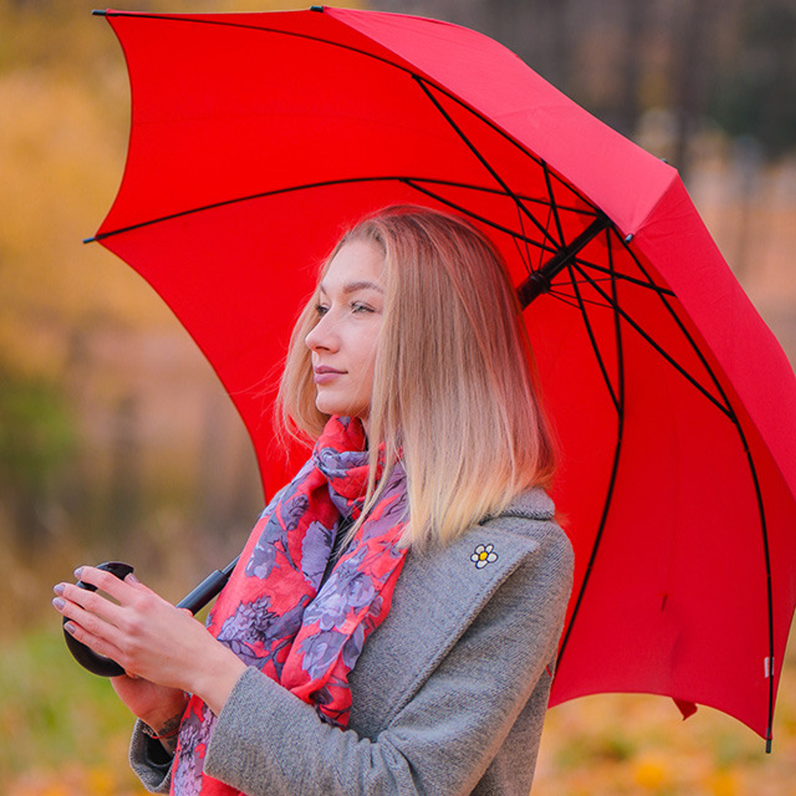 Осенняя фотосессия девушки с красным зонтом в Москве