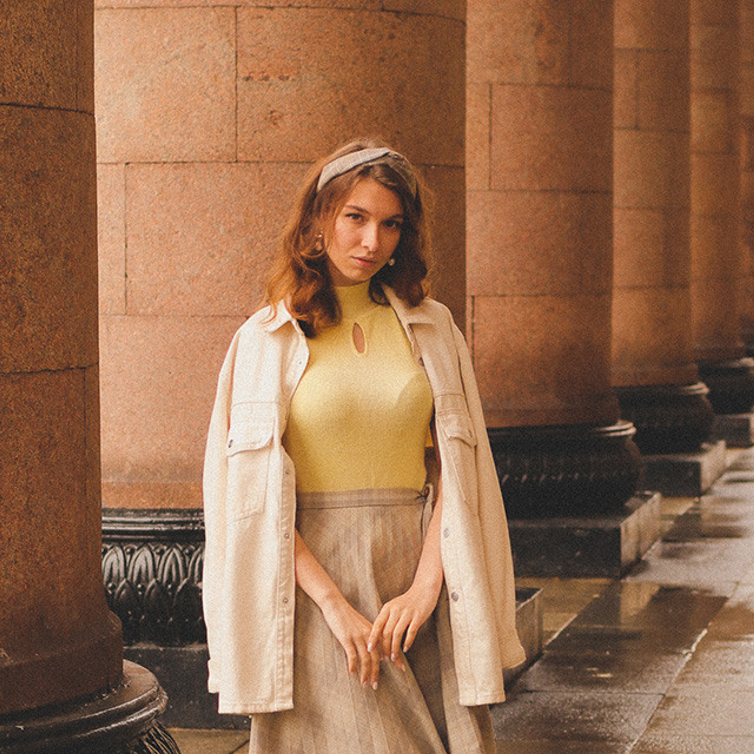 Поэтический портрет девушки в киношном образе пятидесятых годов