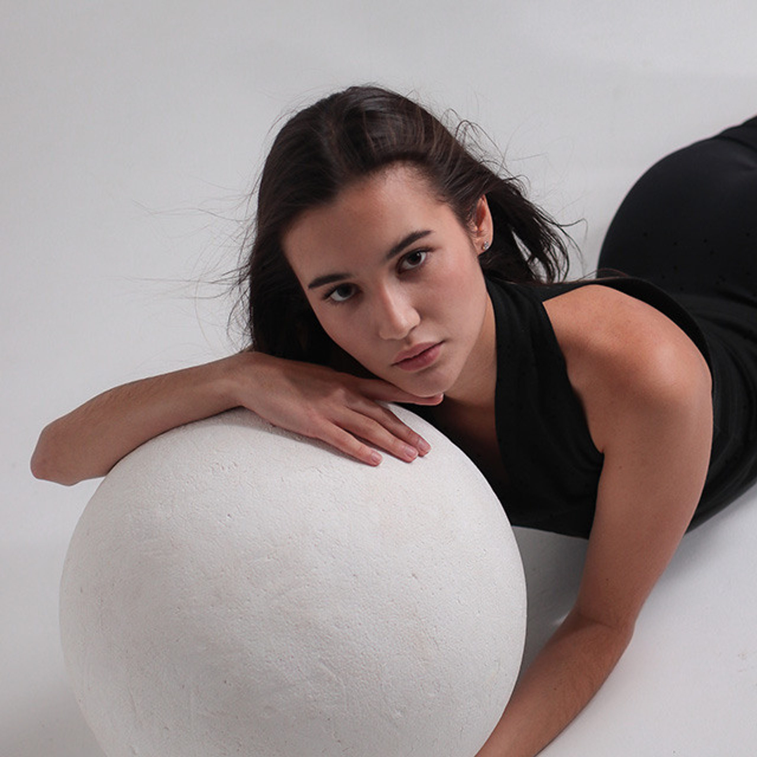 Позирование лежа с мячом фотозона