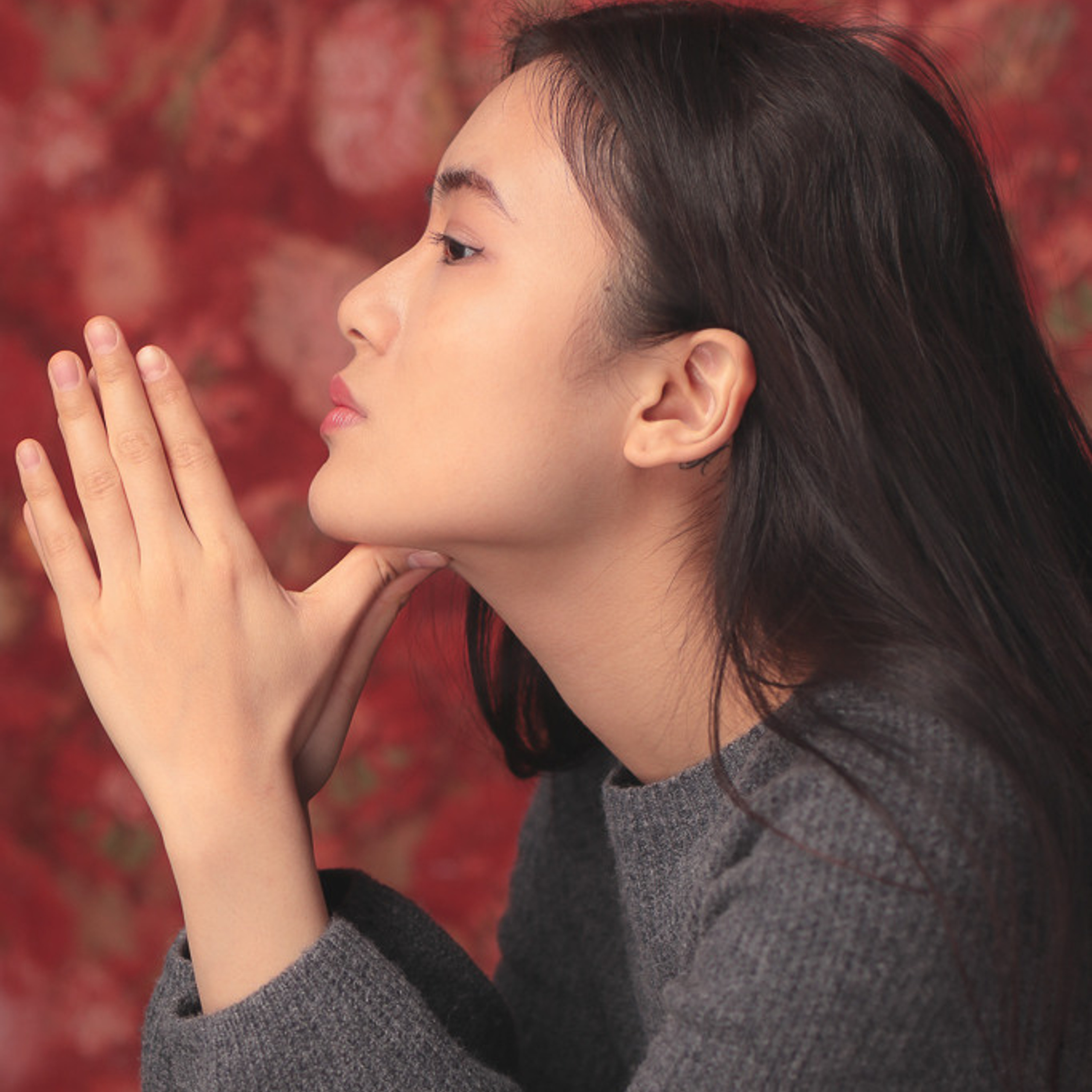 Фотосессия в студии китаянки в профиль