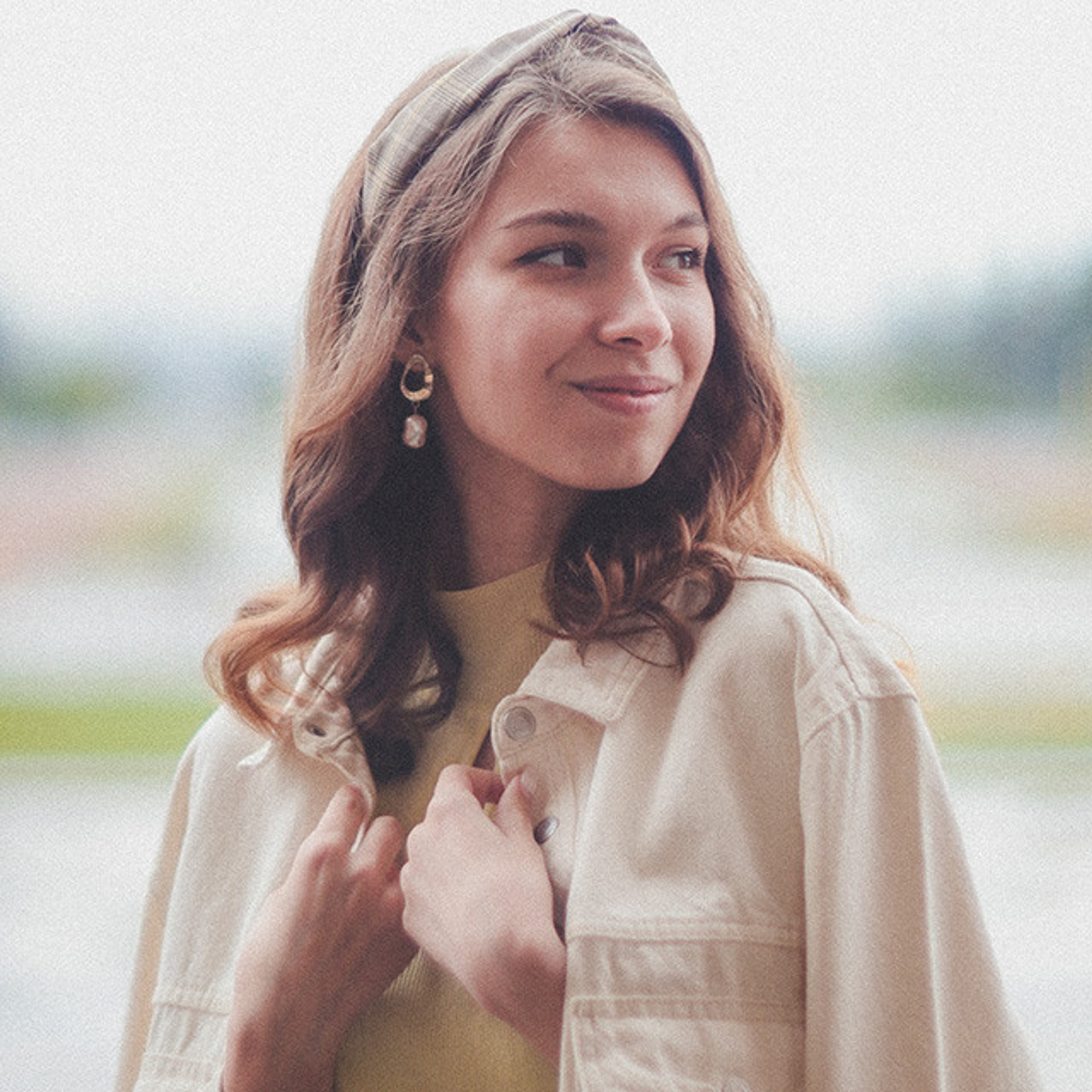 Портретная фотографии девушки в стиле ретро