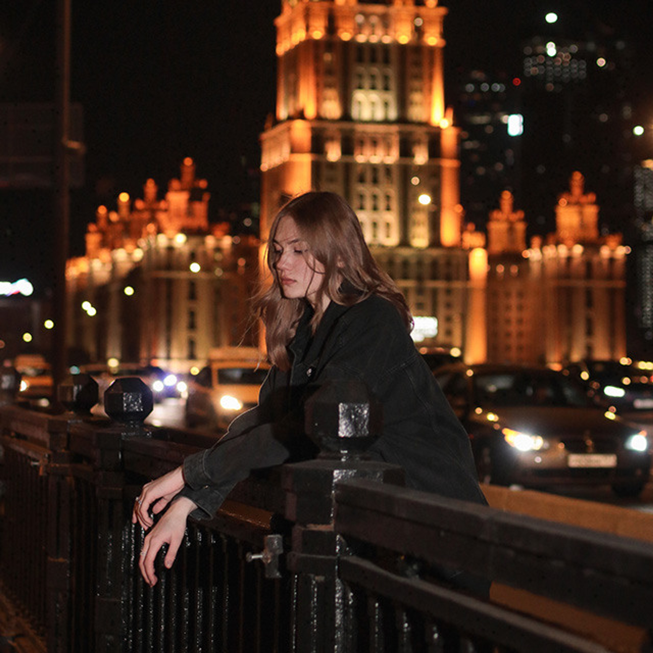 Живая эмоция девушки в романтичной ночной фотосессии на Новоарбатском мосту в Москве