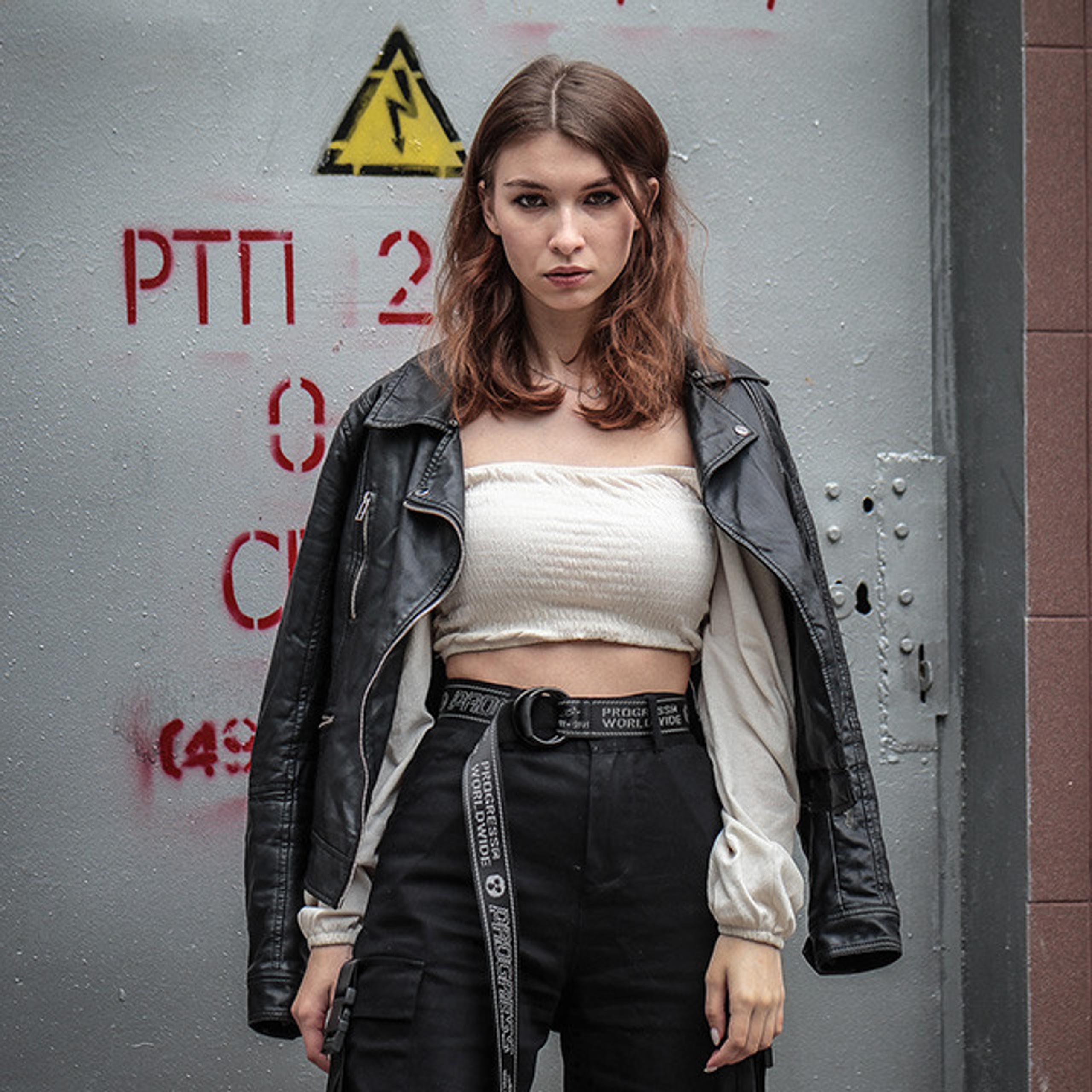 Женская фотосессия на улице городской стиль в портрете девушки