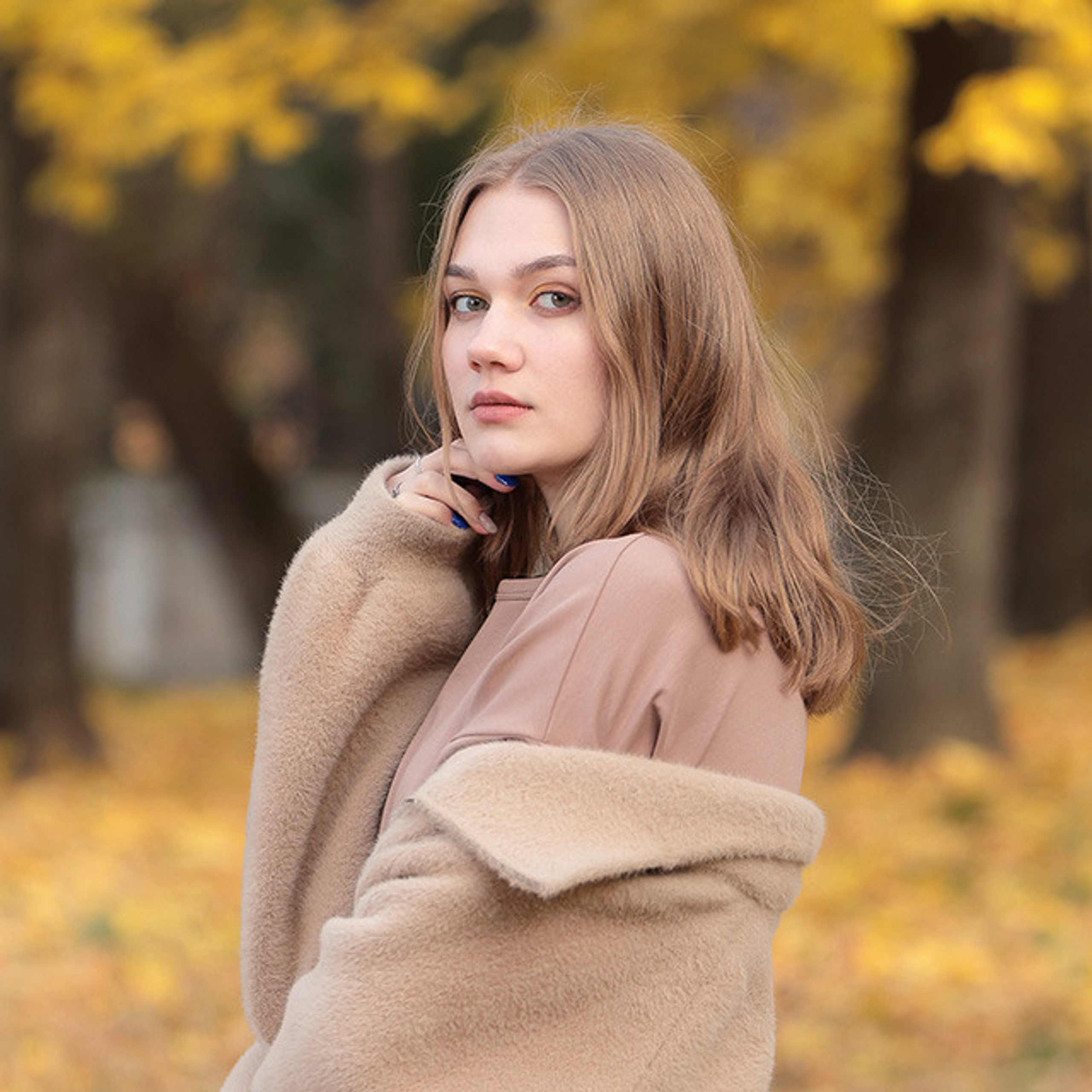 Милая девушка на фотосессии в осеннем парке Лефортово