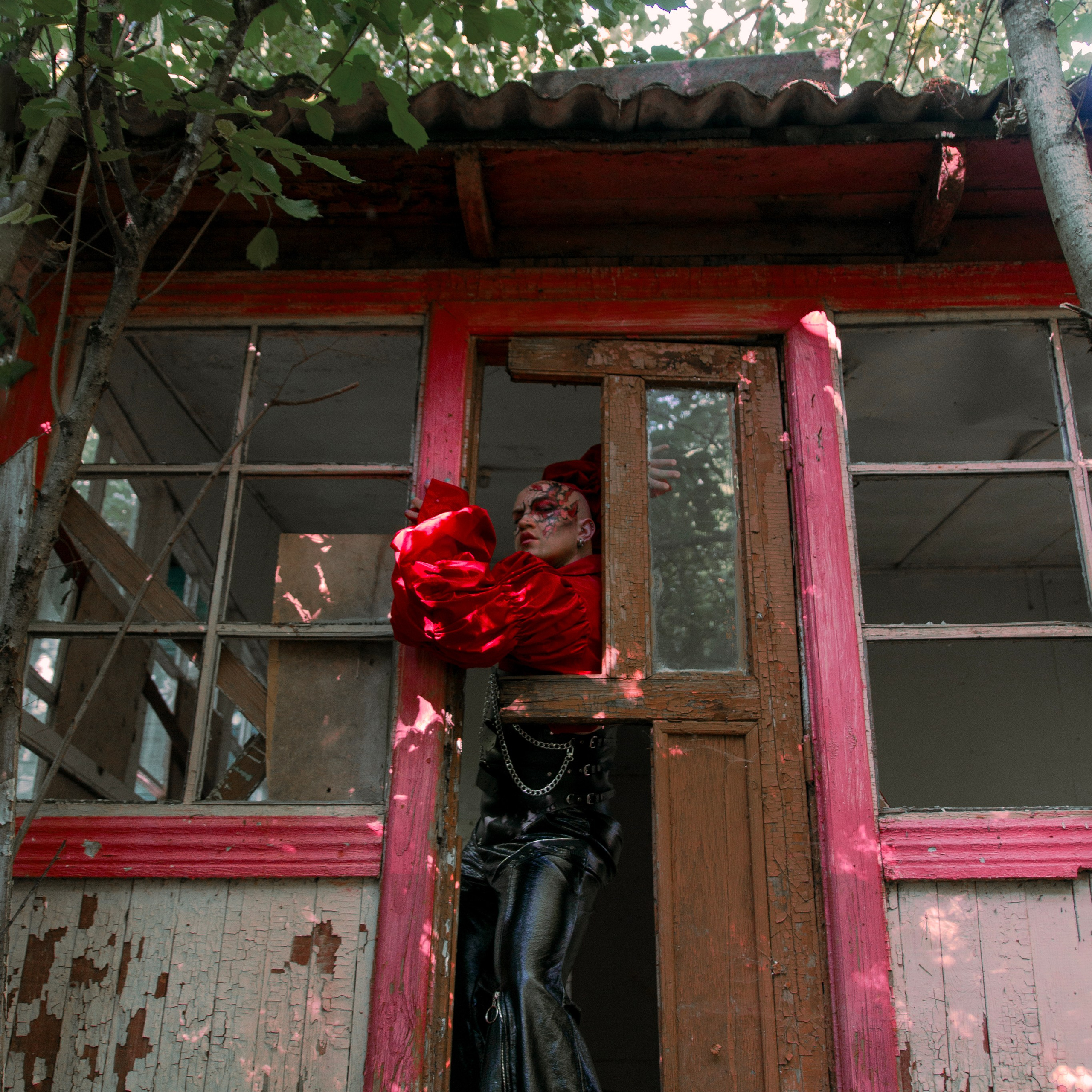 Не место красит человека, а…